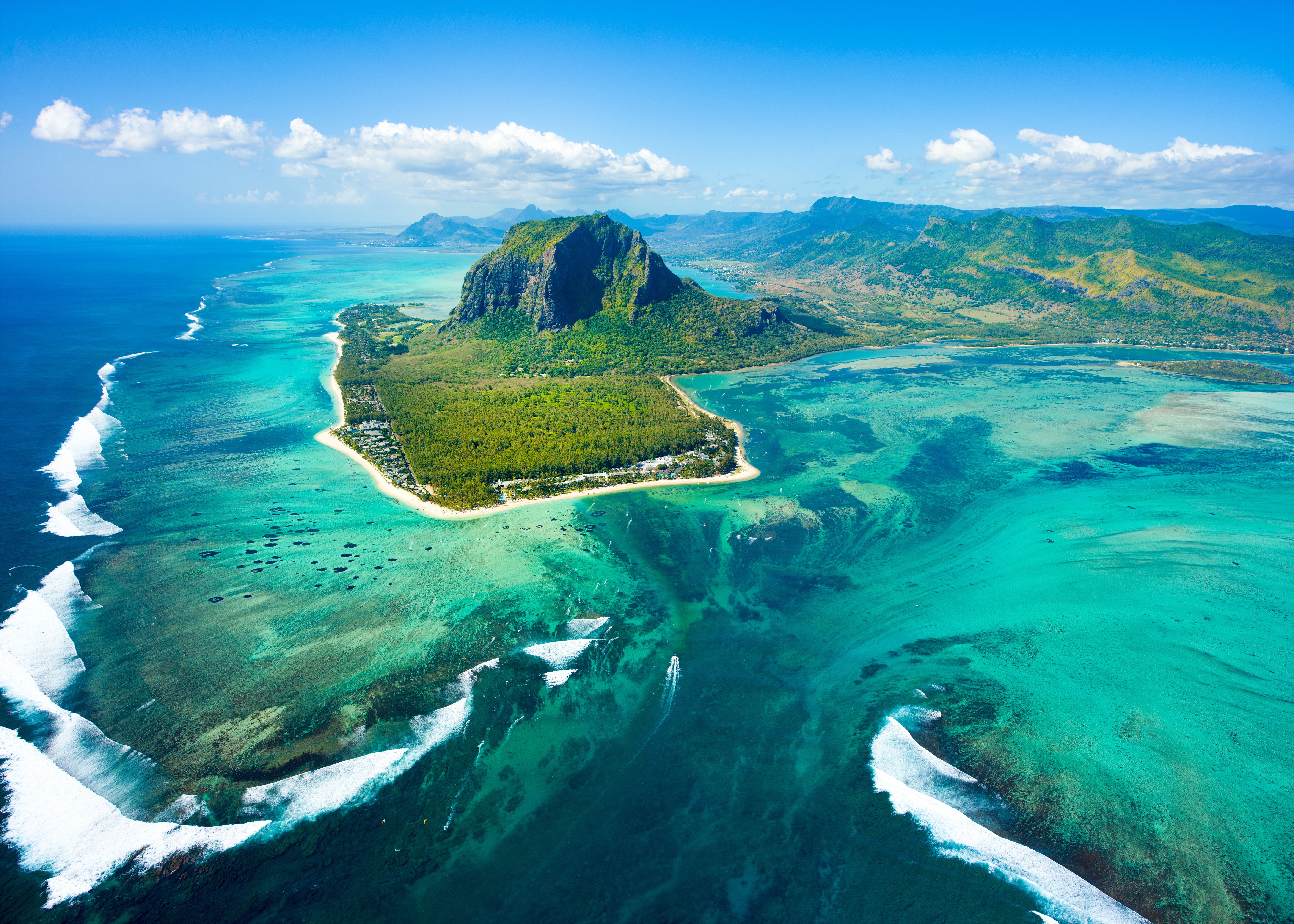 Underwater Waterfall Illusion, Le Morne Brabant, Mauritius HD Wallpaper