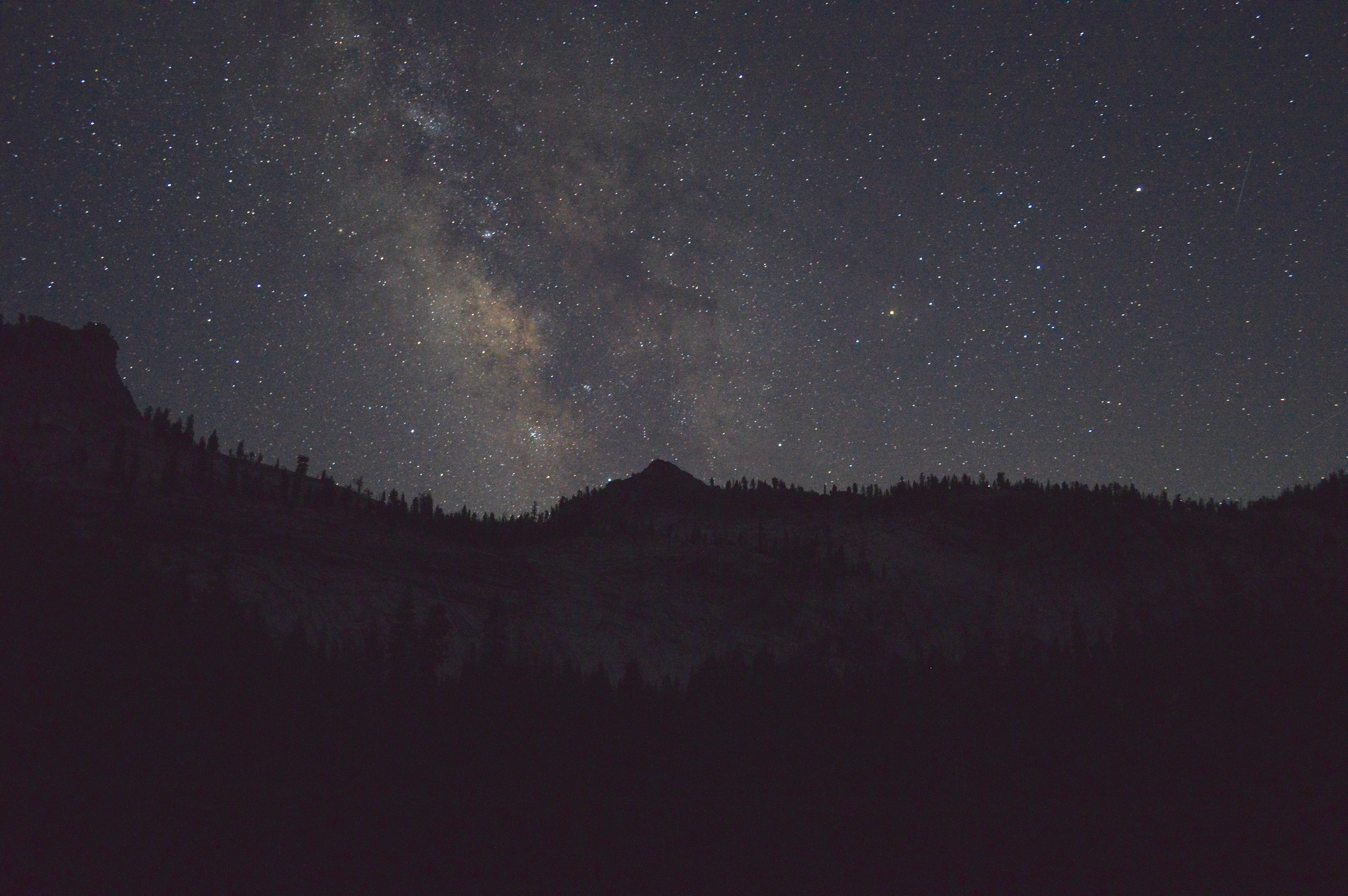 Milky Way over Kings Canyon mountains at night HD Wallpaper