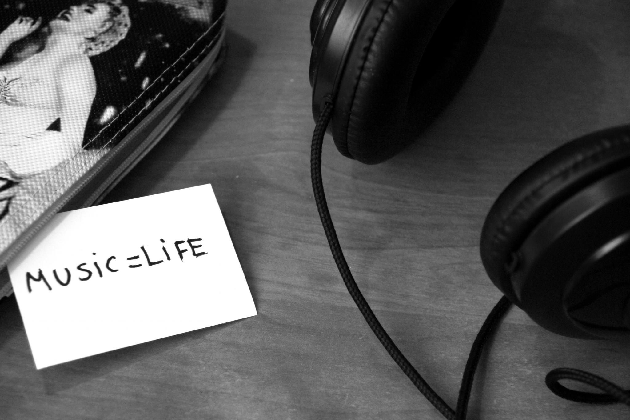 Headphones and a note that says MUSIC=LIFE HD Wallpaper
