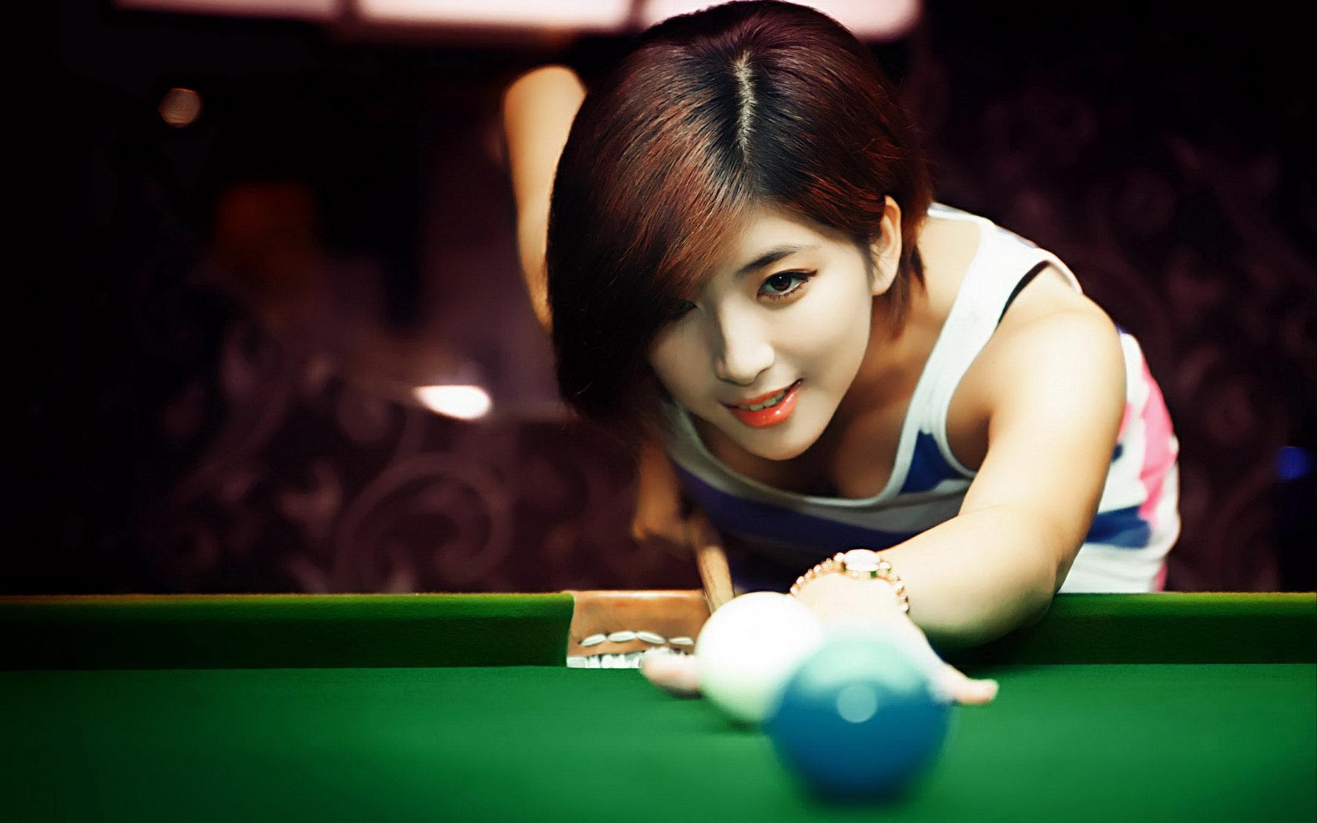 Woman playing billiards HD Wallpaper