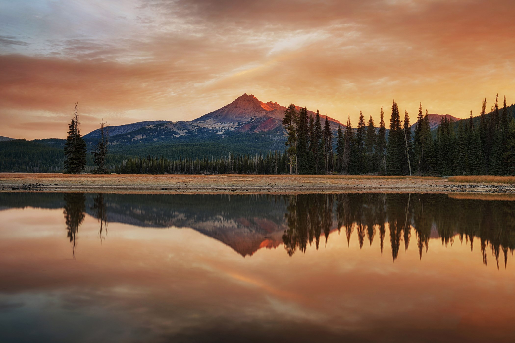 Mountain reflected in lake at sunset HD Wallpaper