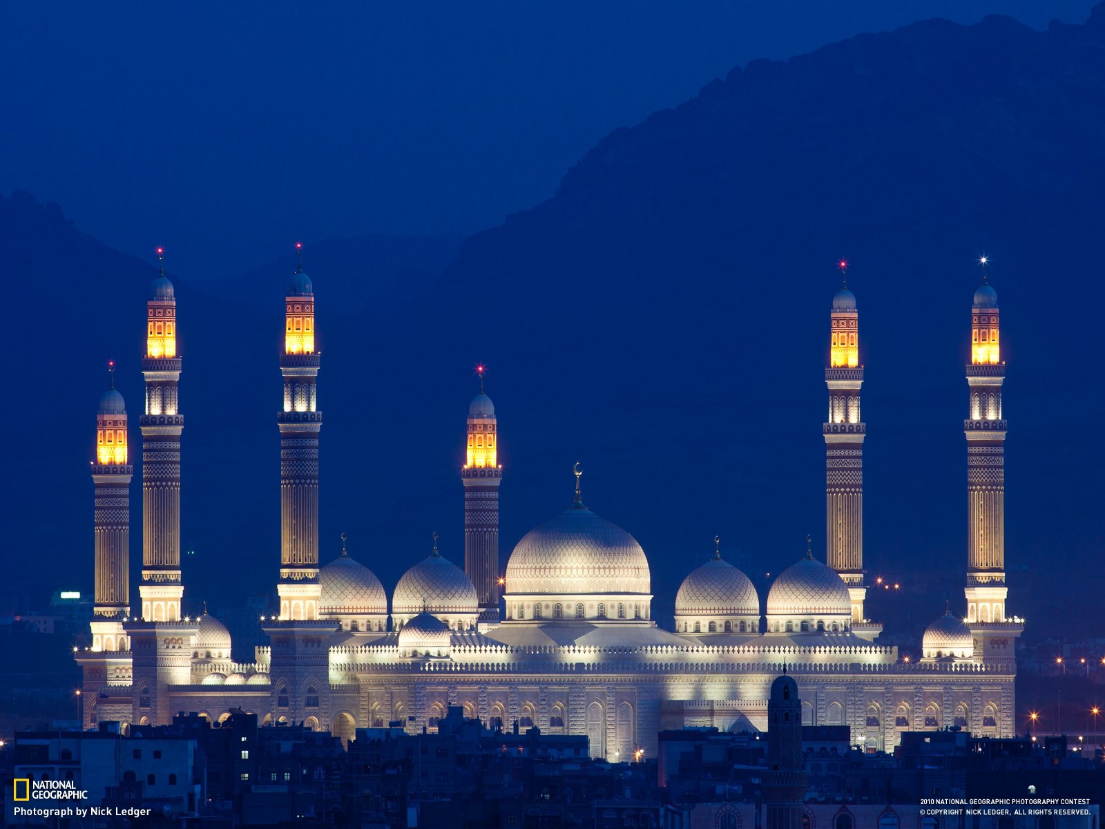 Al Saleh Mosque at night HD Wallpaper