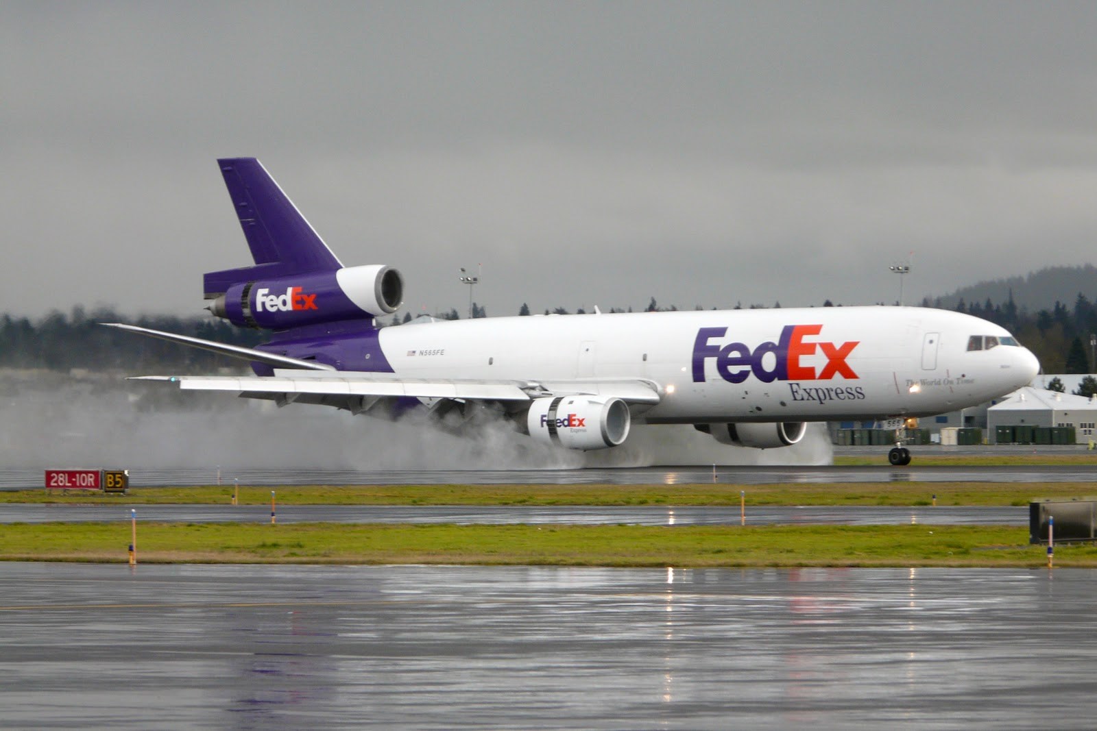FedEx Express McDonnell Douglas DC-10 on wet runway HD Wallpaper