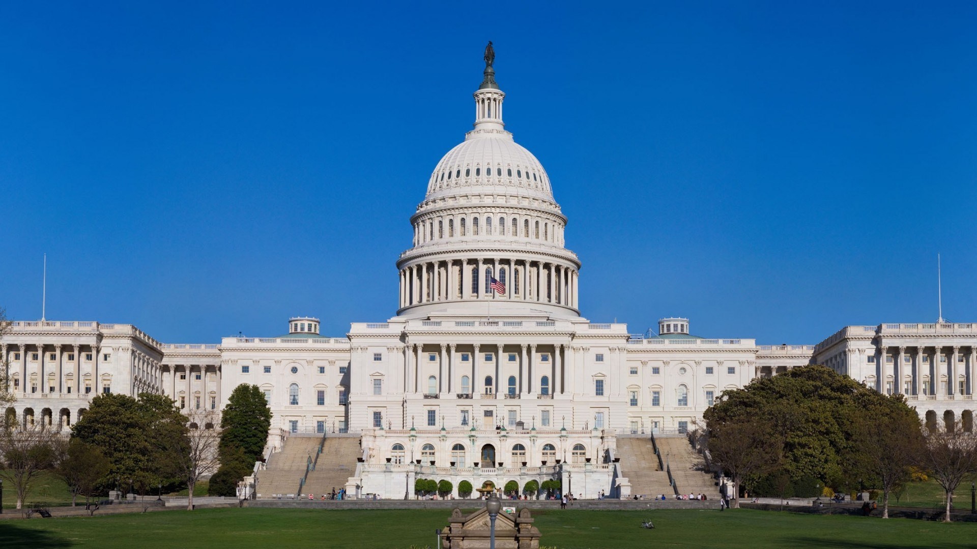 United States Capitol Building under a clear blue sky HD Wallpaper
