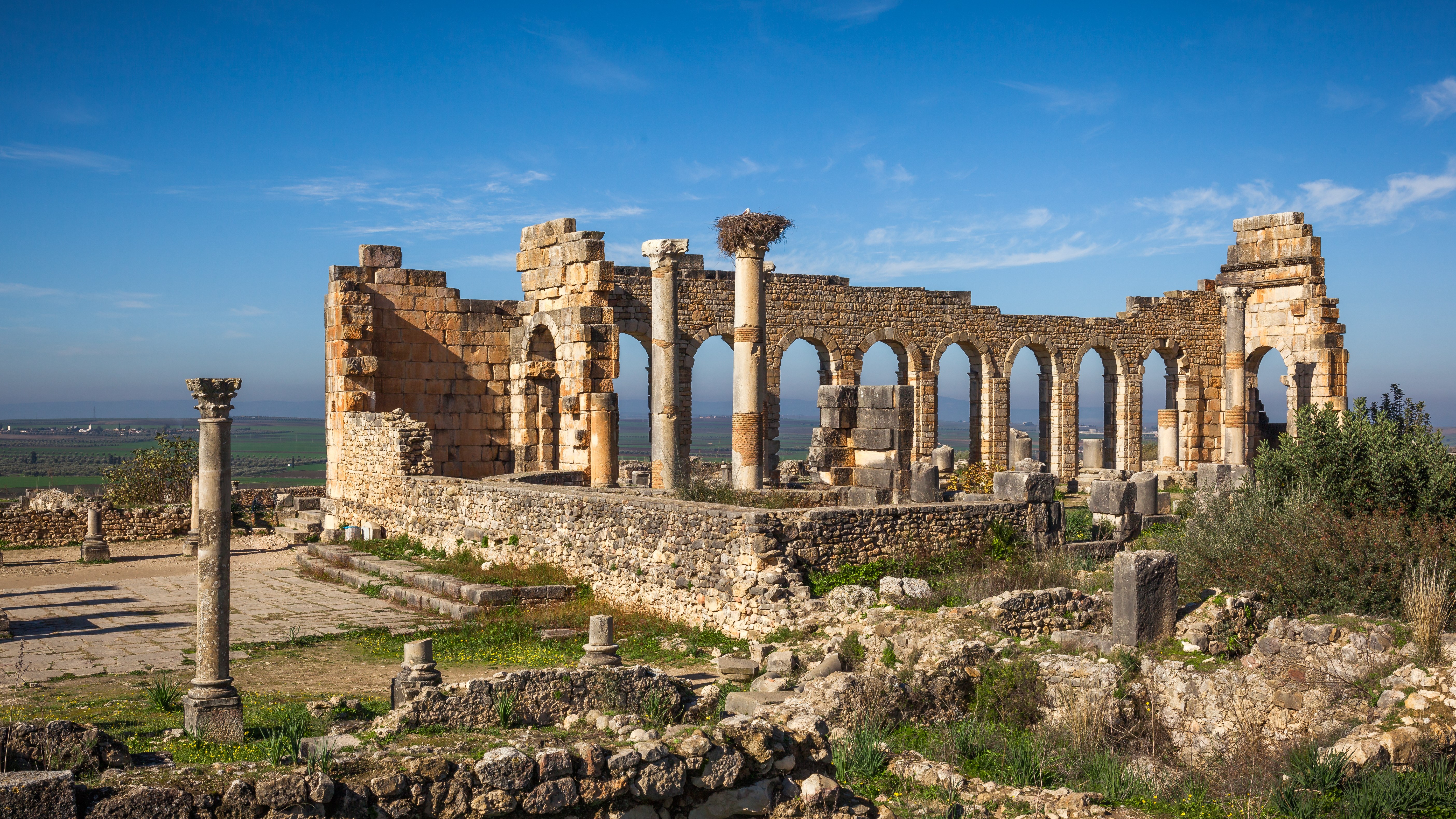 Volubilis Roman ruins with arches and columns HD Wallpaper