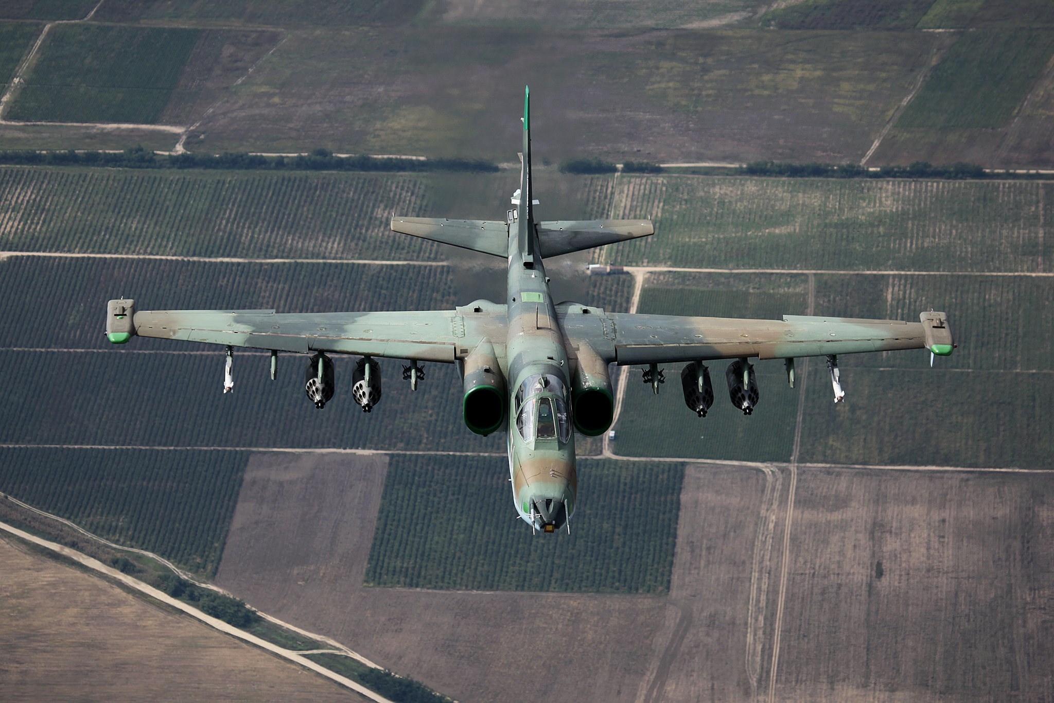 Sukhoi Su-25 "Frogfoot" attack aircraft in flight HD Wallpaper