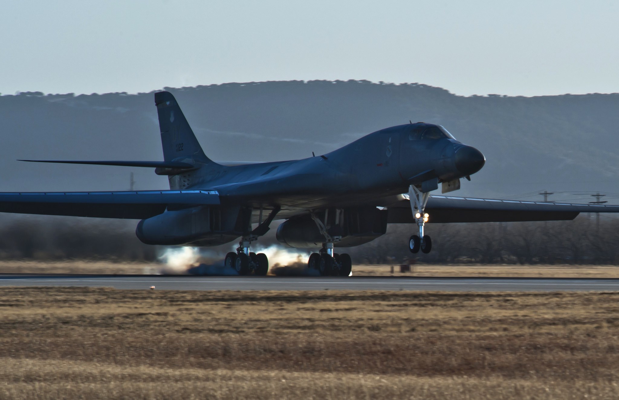 Rockwell B-1 Lancer bomber landing HD Wallpaper