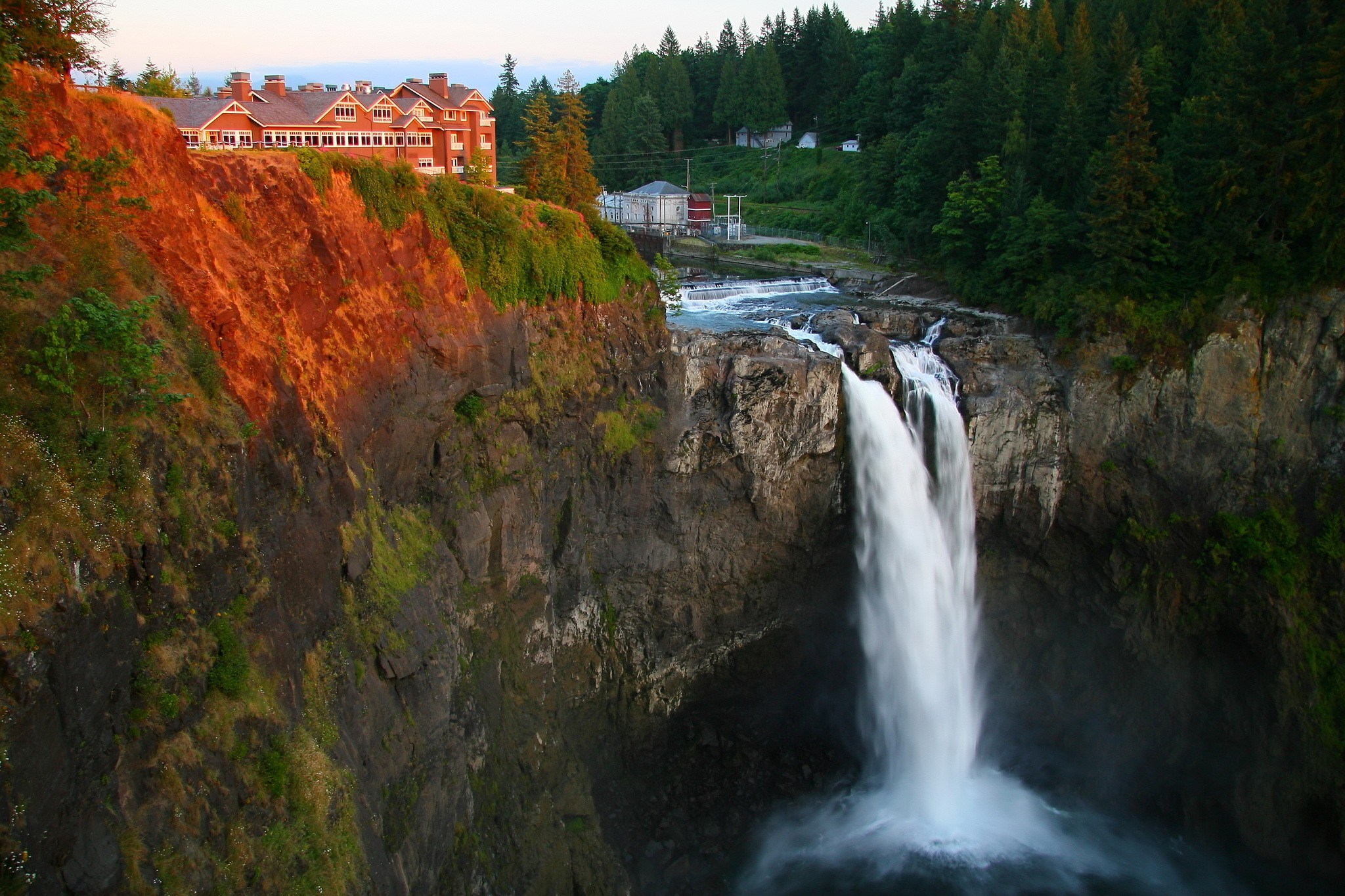 Snoqualmie Falls with historic building HD Wallpaper