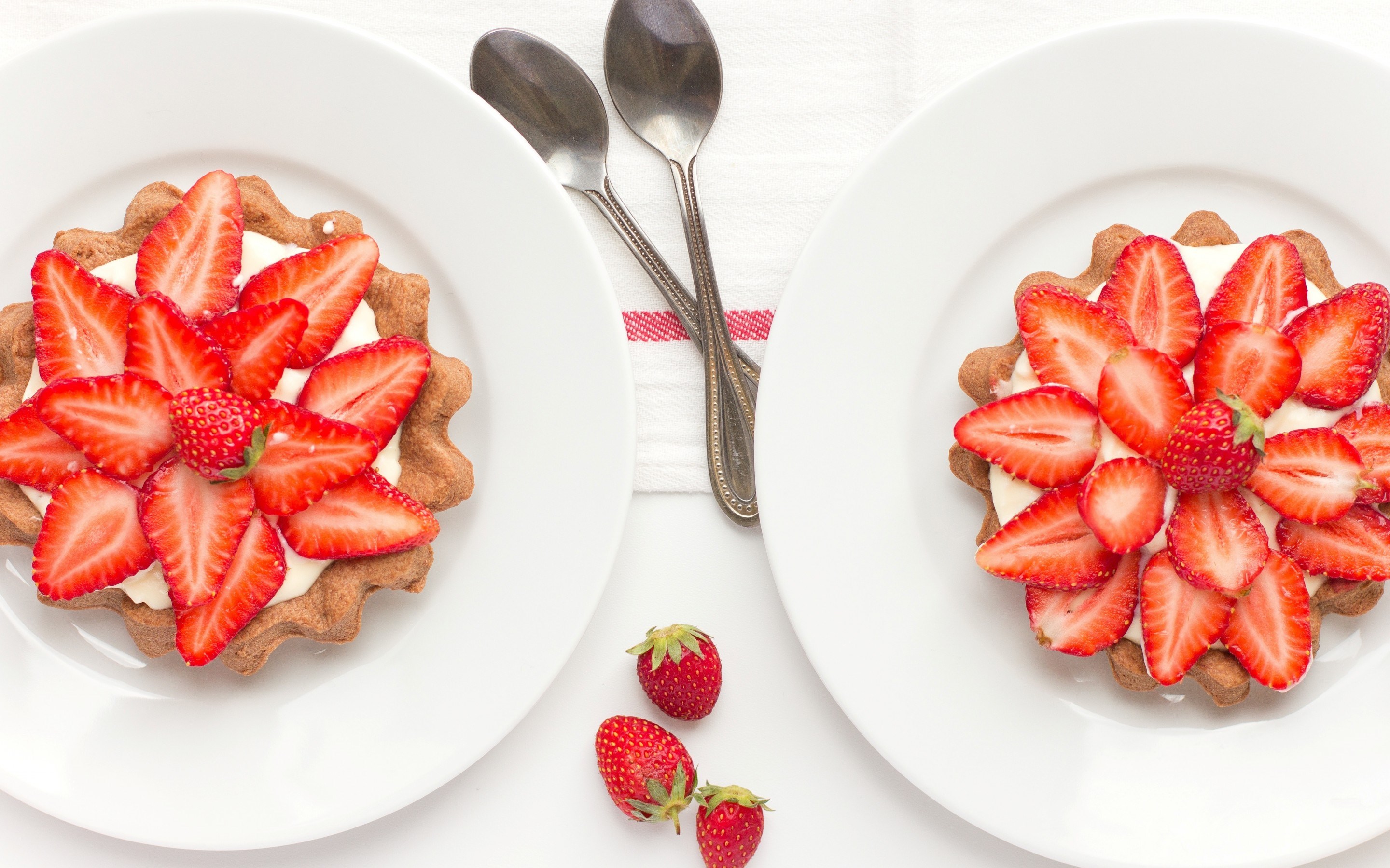 Two strawberry tarts with cream and strawberries HD Wallpaper