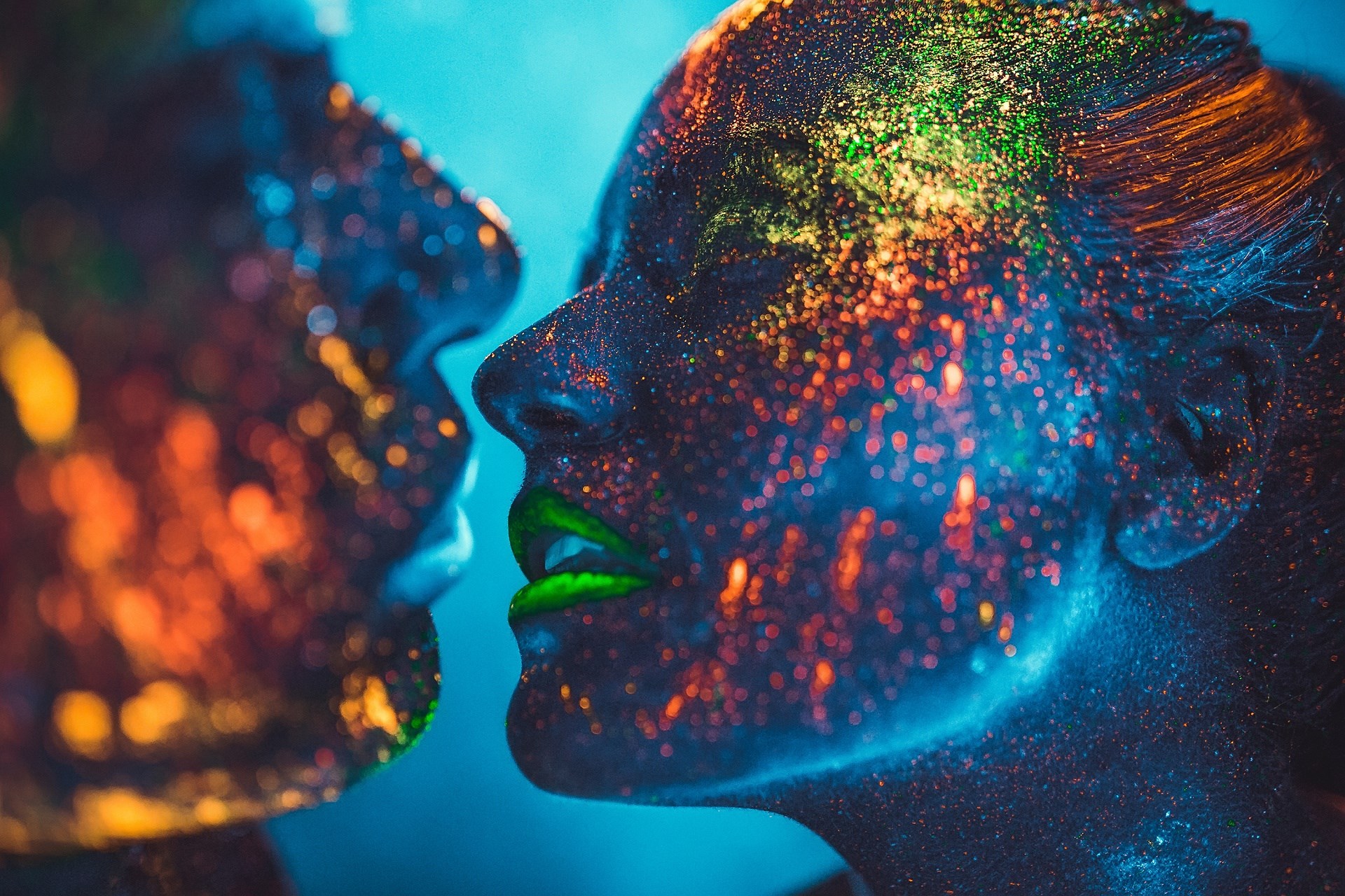 Couple with fluorescent body paint HD Wallpaper