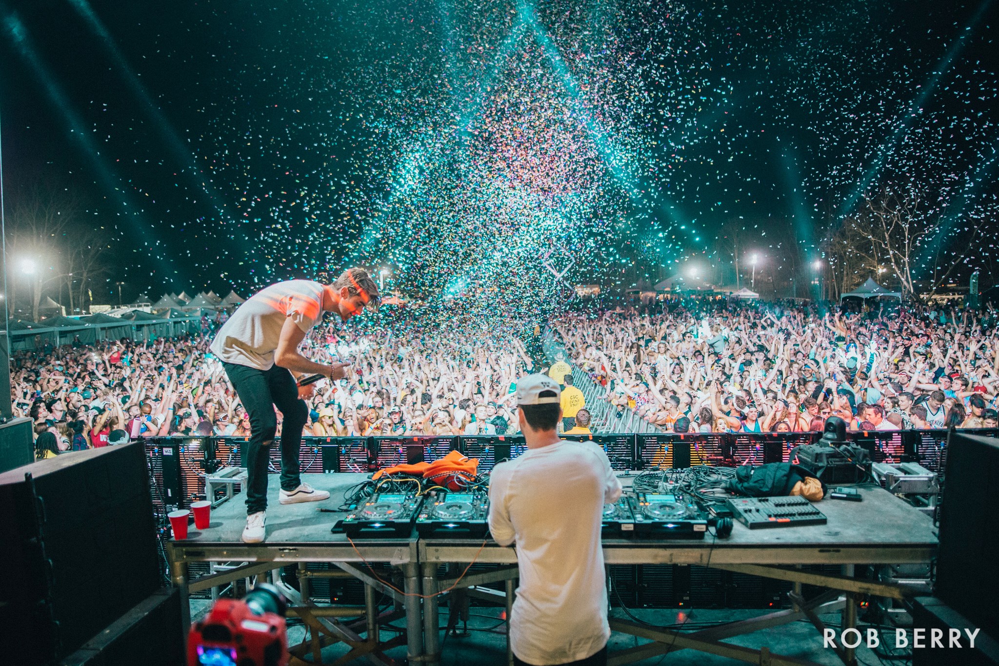 The Chainsmokers perform live with confetti falling HD Wallpaper