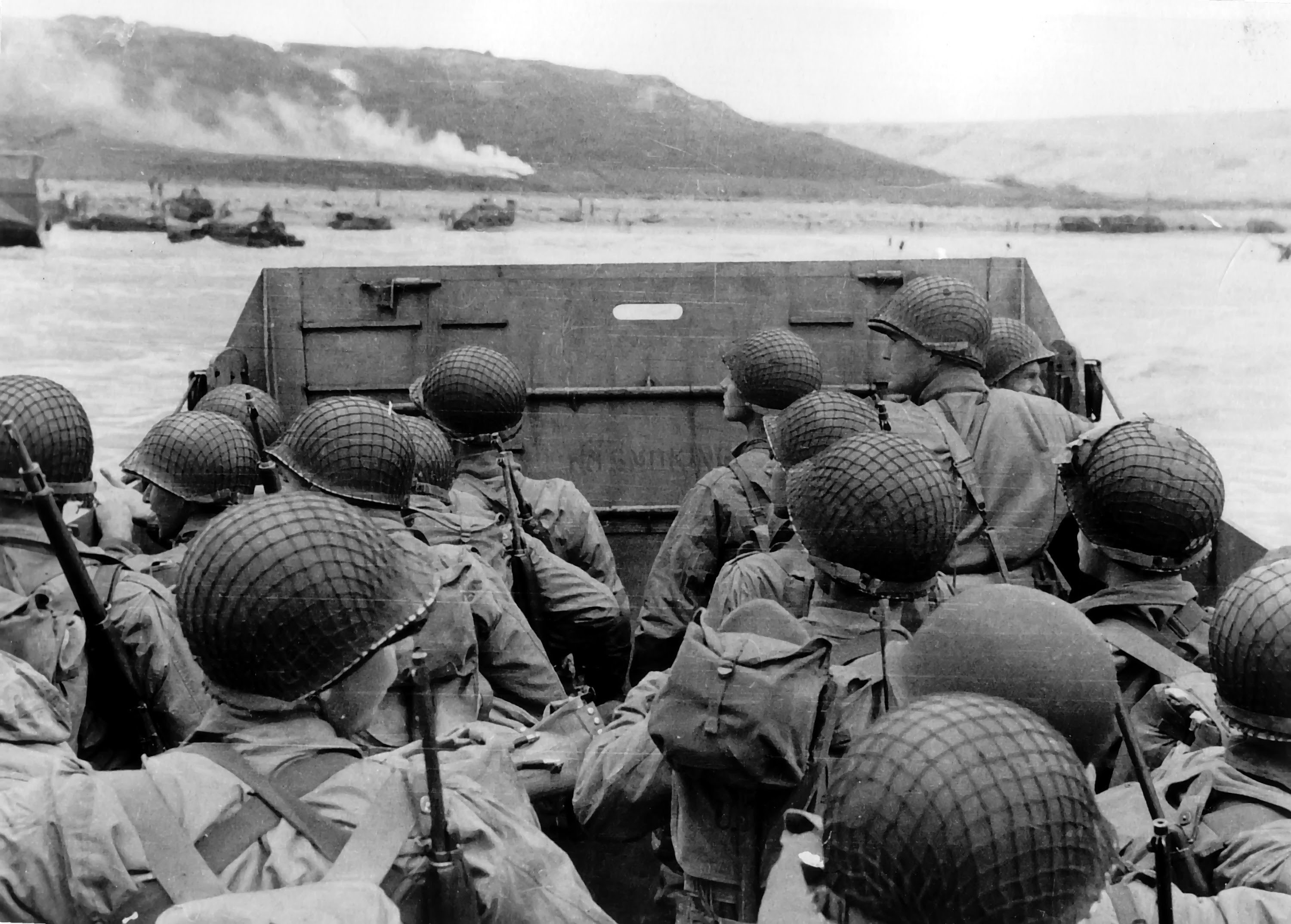 Soldiers in Landing Craft Heading to Shore during WWII HD Wallpaper