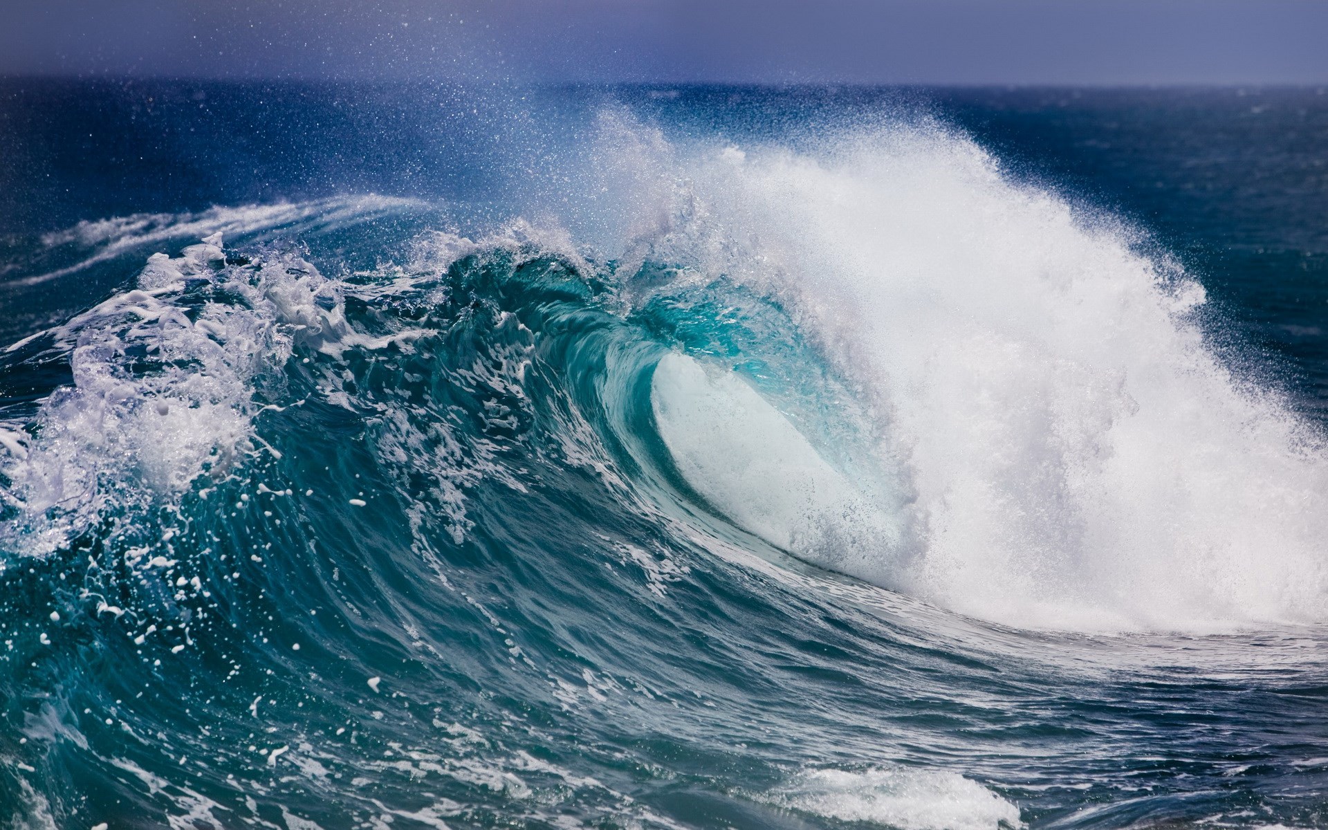 Beautiful wave crashing in the ocean HD Wallpaper