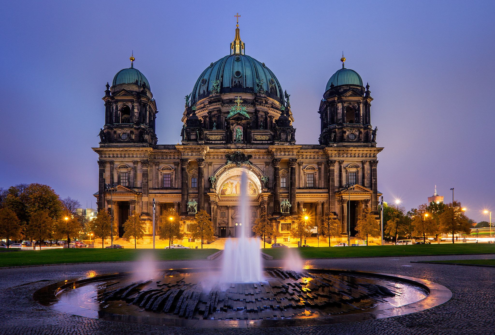 Berlin Cathedral with fountain at dusk HD Wallpaper