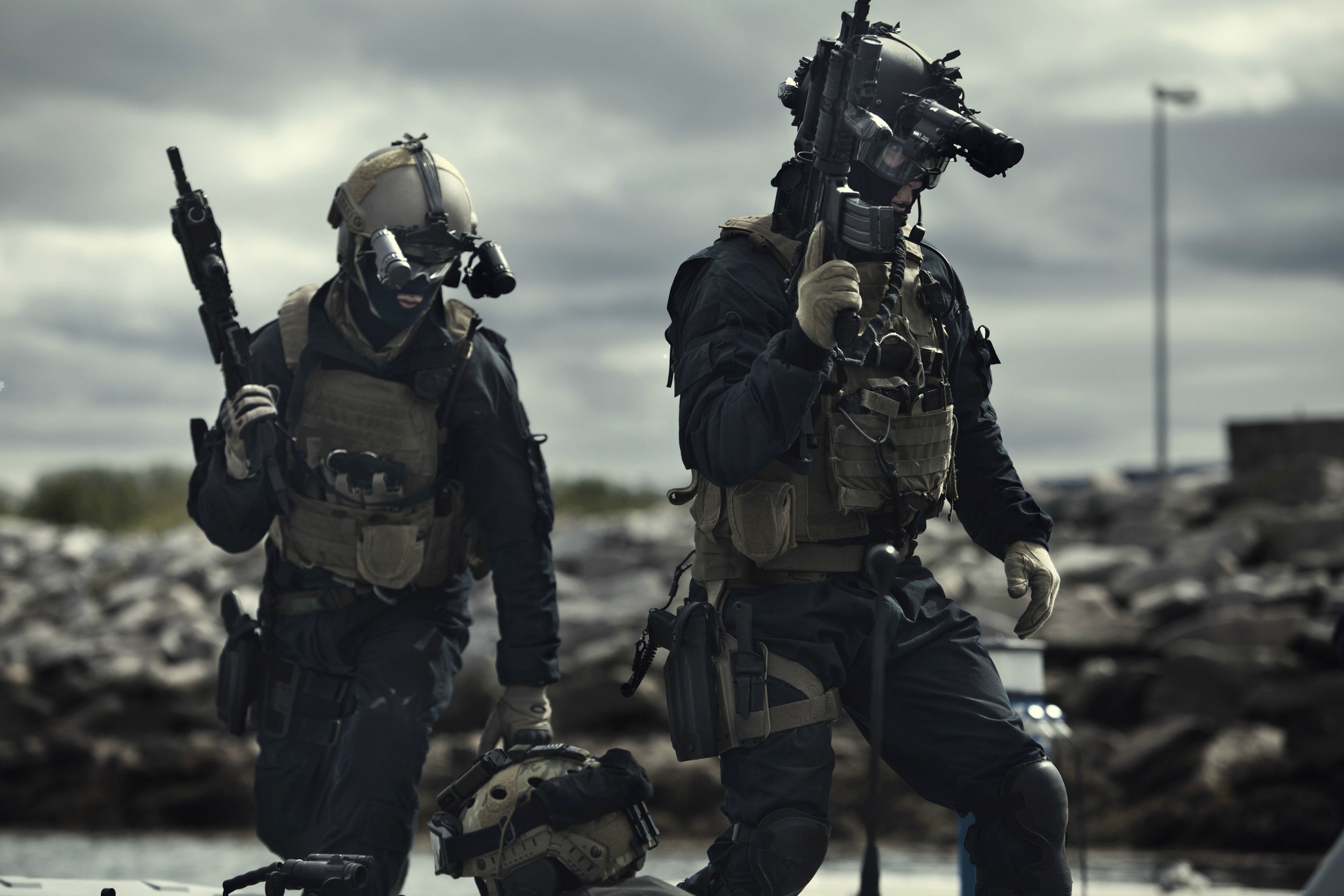 Two soldiers with rifles and tactical gear HD Wallpaper