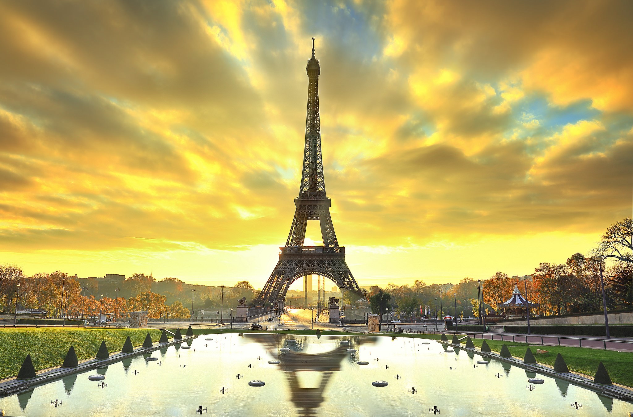 Eiffel Tower Reflection at Sunrise HD Wallpaper