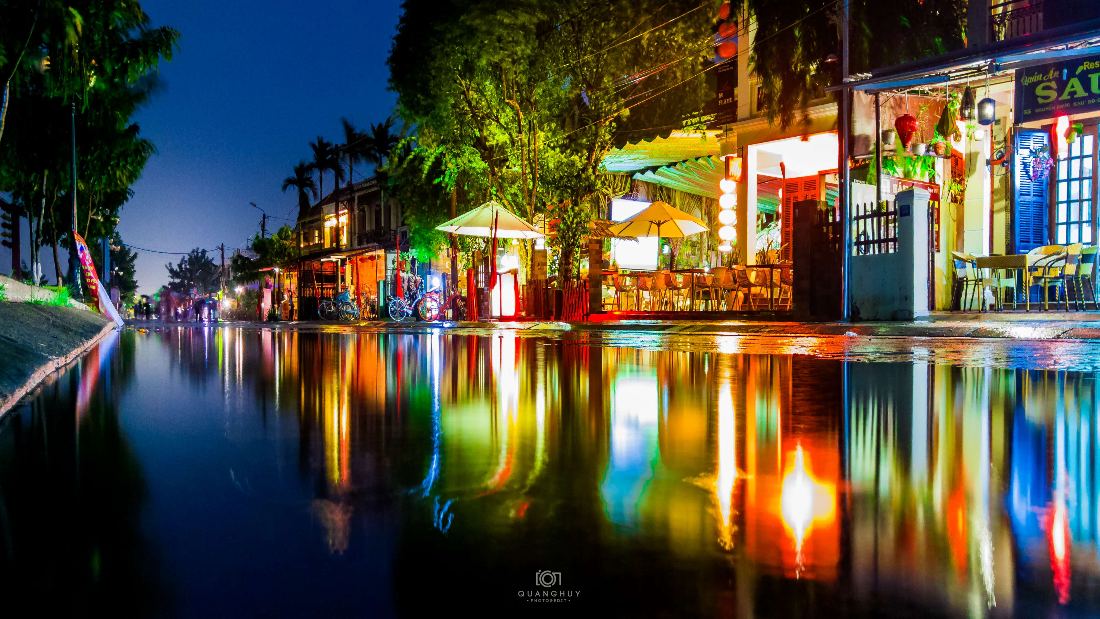 Night street with reflections in water HD Wallpaper