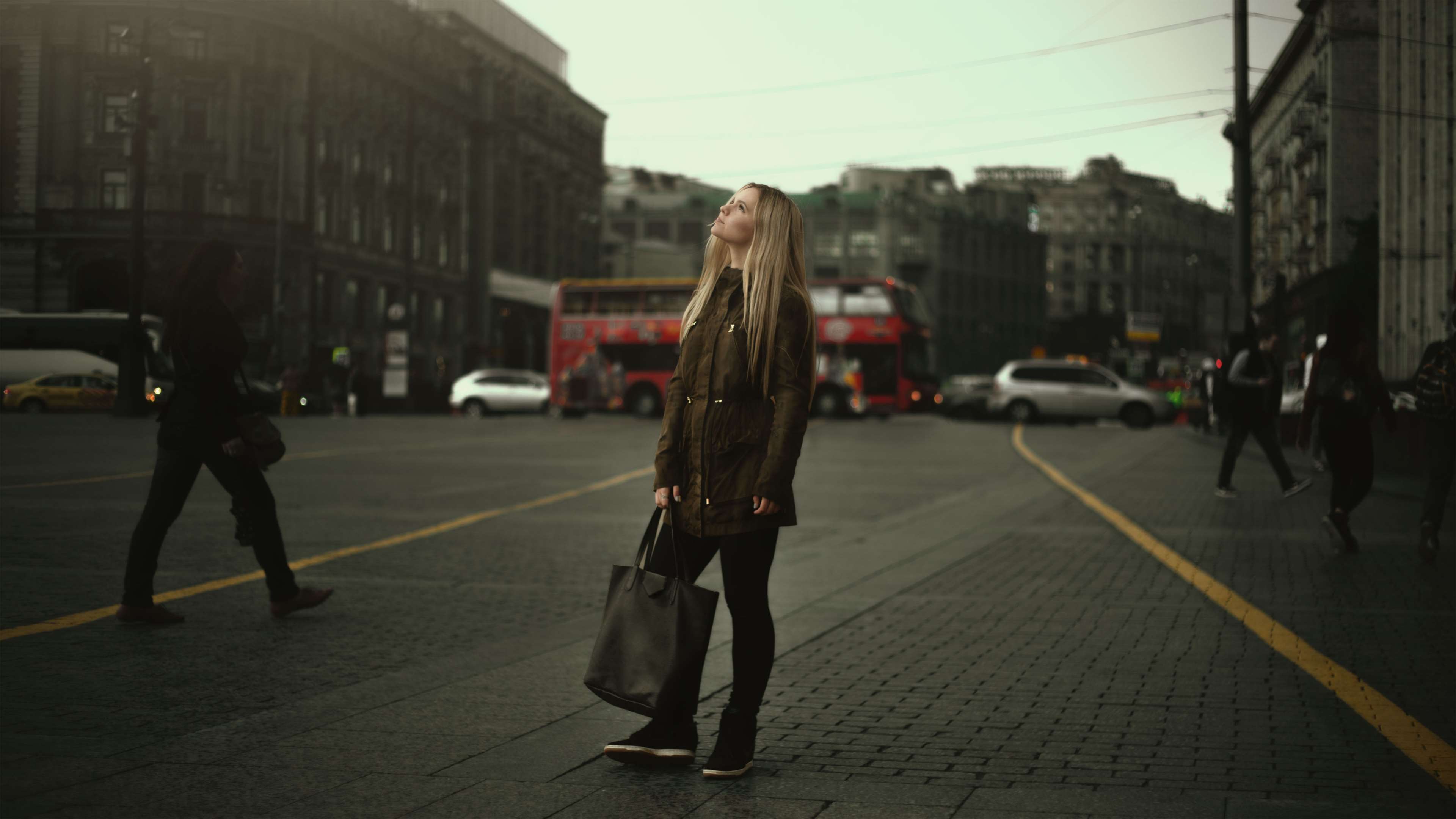 Woman with bag on city street HD Wallpaper