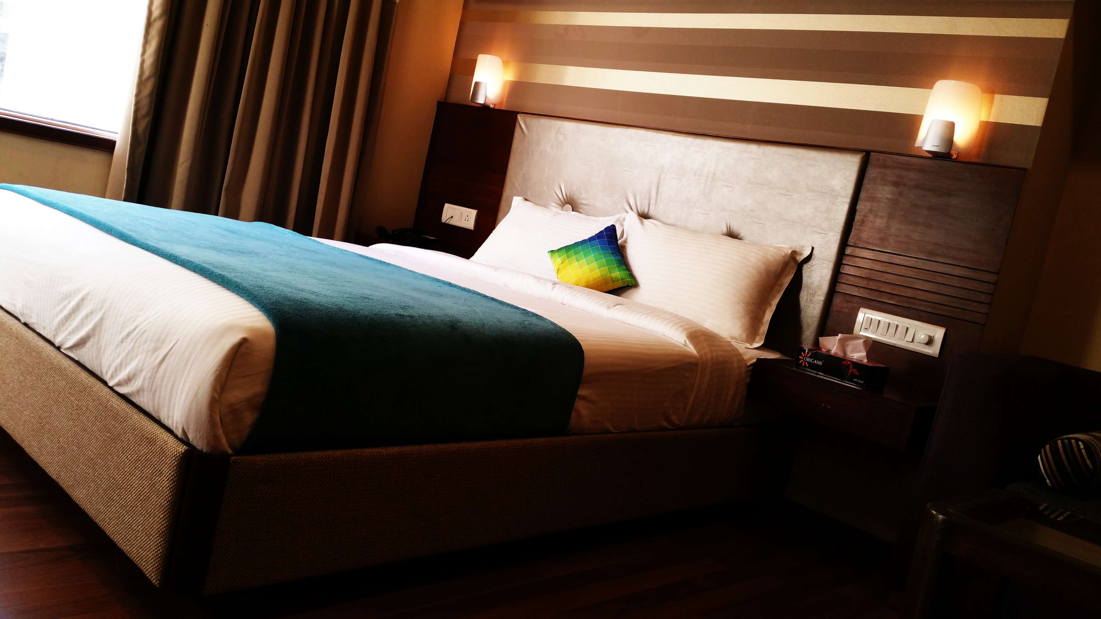 Modern hotel bedroom with a bed and lamps HD Wallpaper