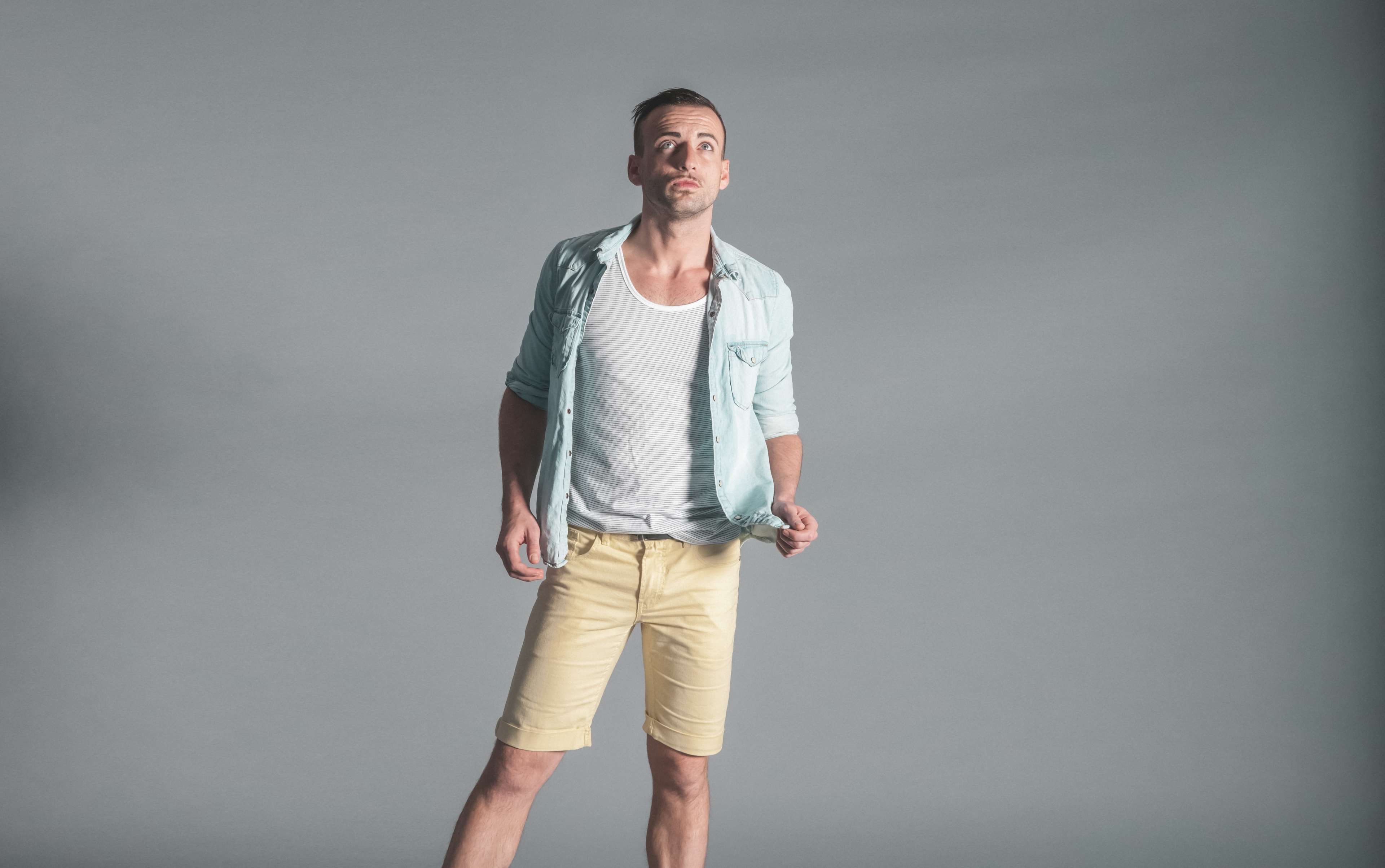 Man in casual outfit with shorts 4K HD Wallpaper