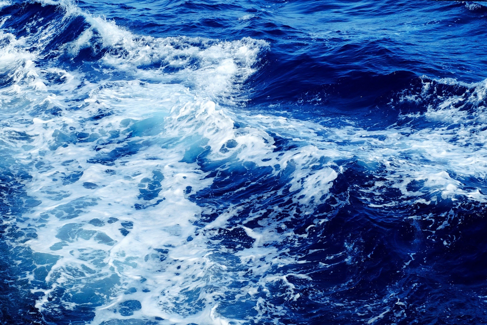 Deep blue ocean waves with white foam HD Wallpaper