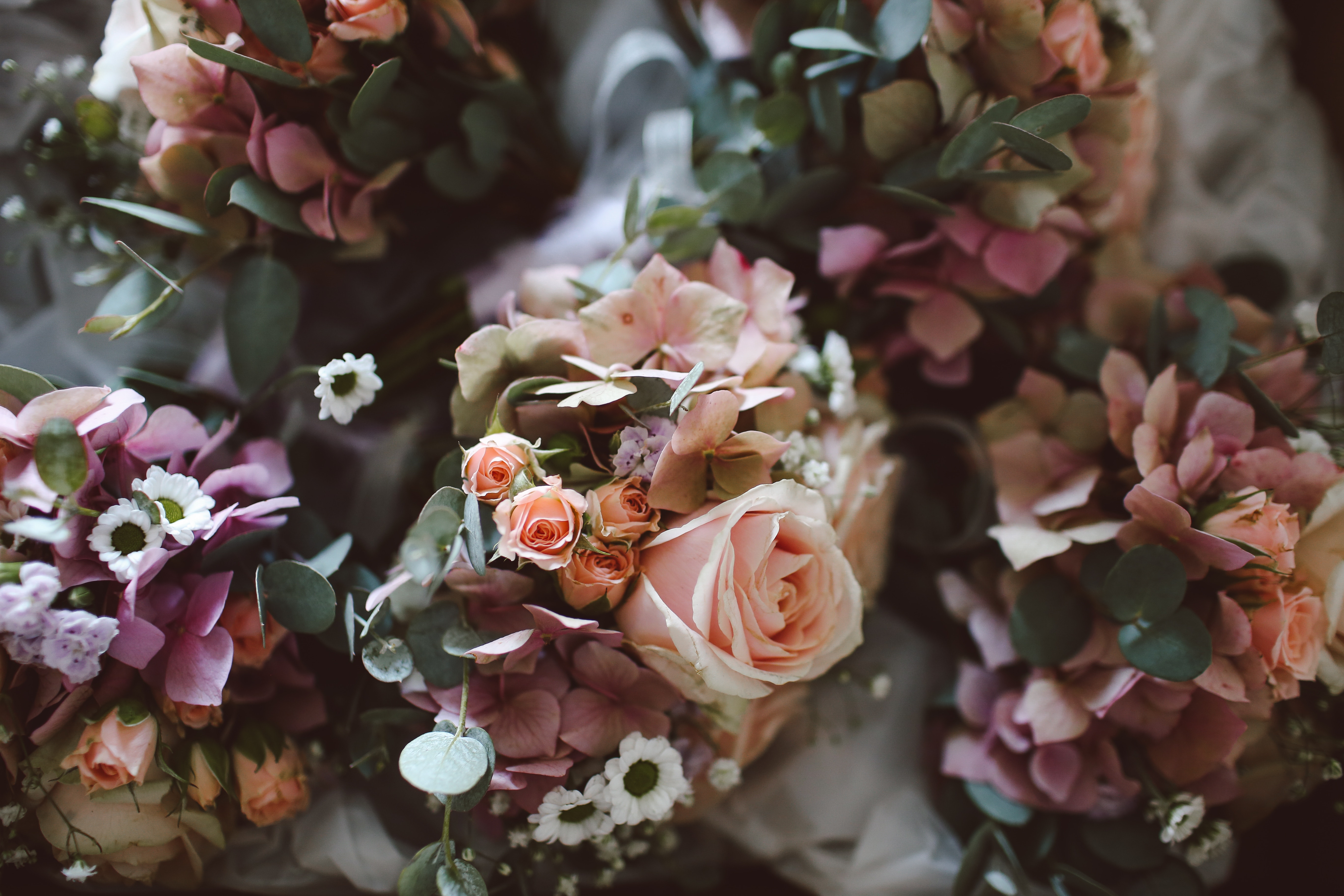 Pink and white floral bouquets with roses and daisies HD Wallpaper