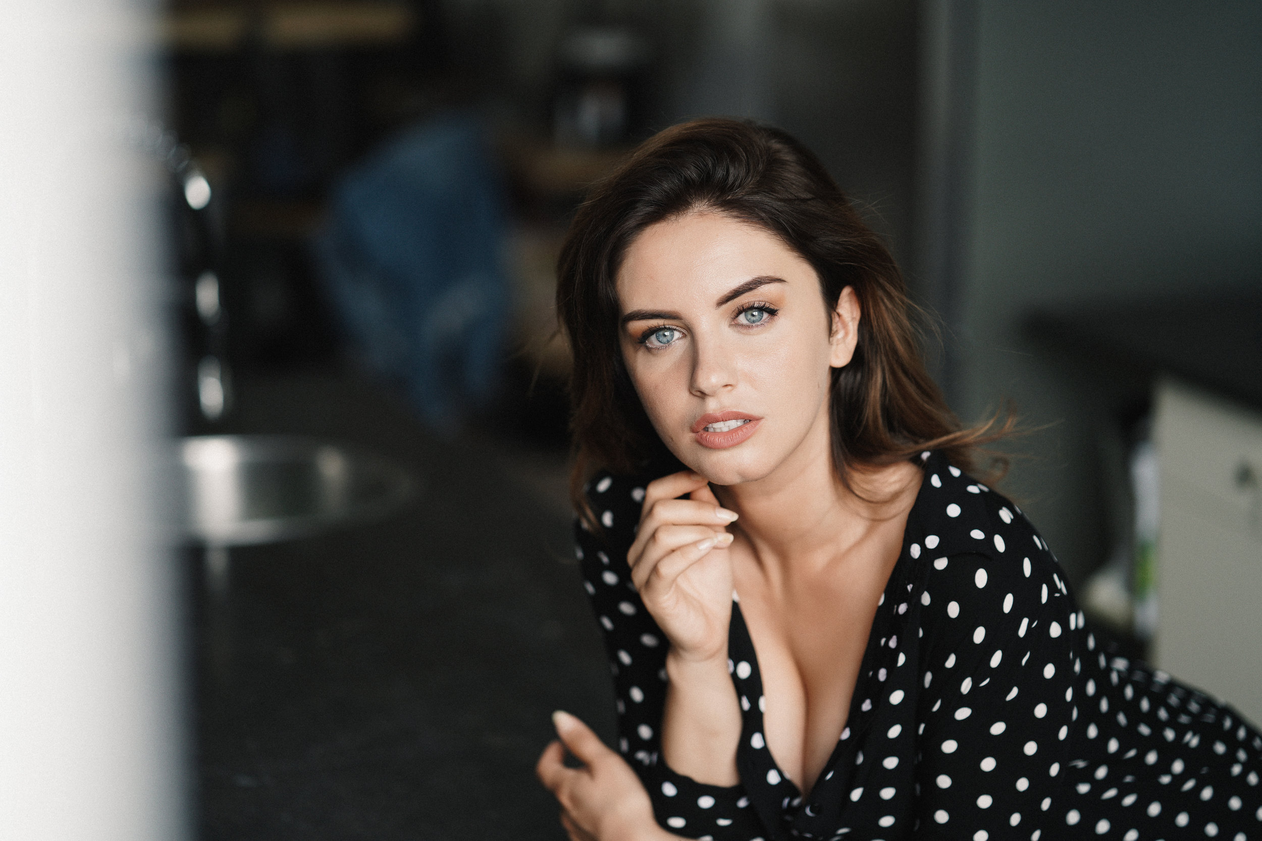 Woman with blue eyes in a polka dot dress HD Wallpaper
