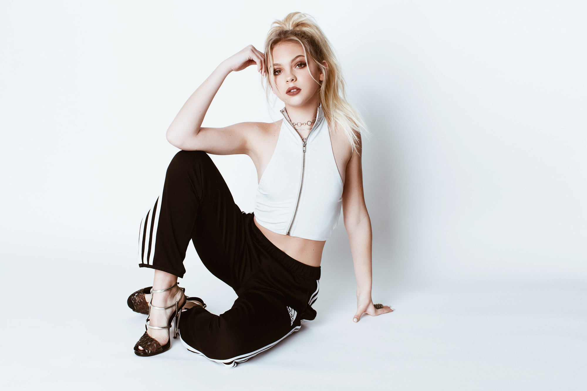 Jordyn Jones sitting on floor HD Wallpaper