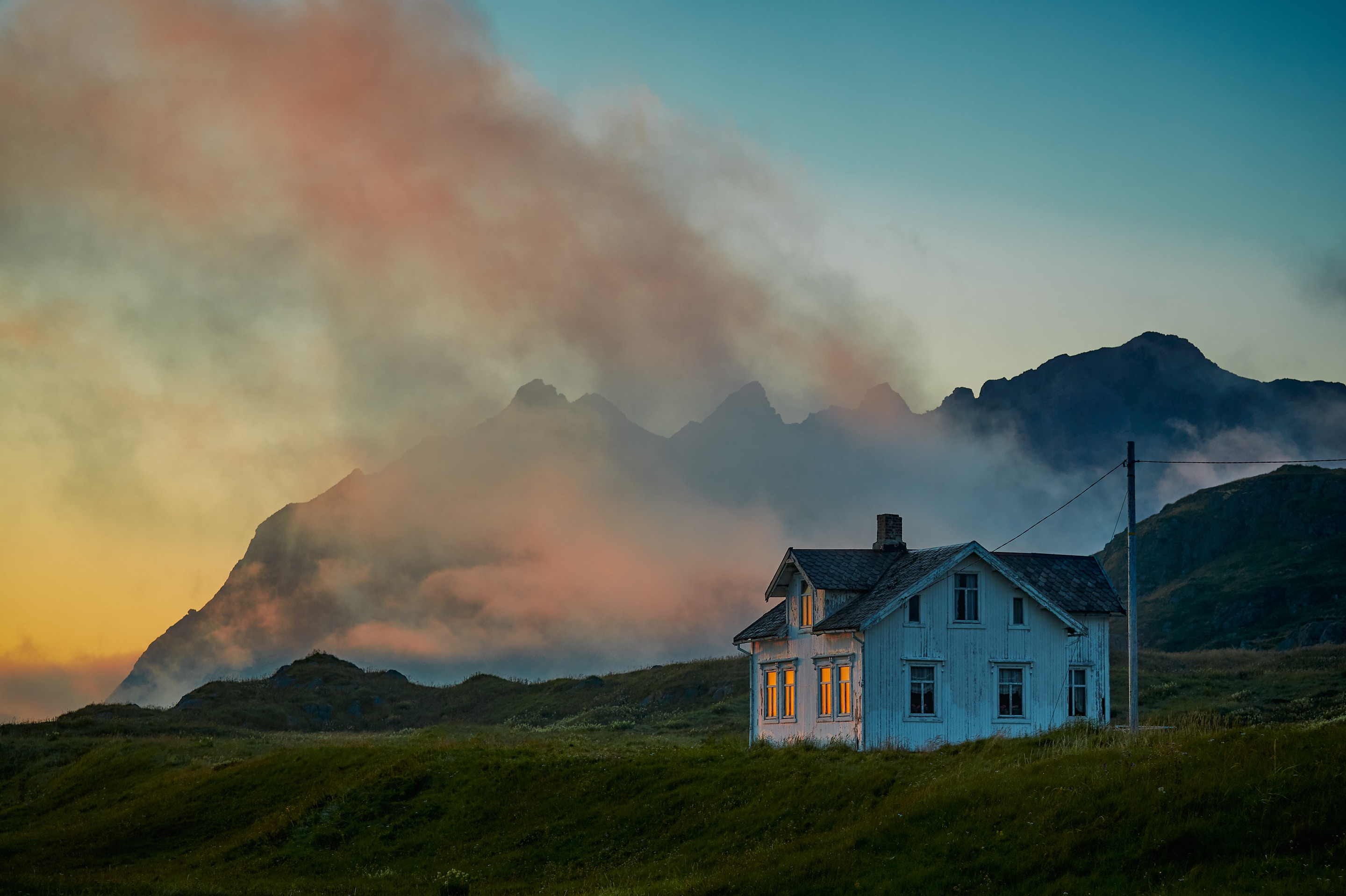 White house in Norway with mountains and fog HD Wallpaper