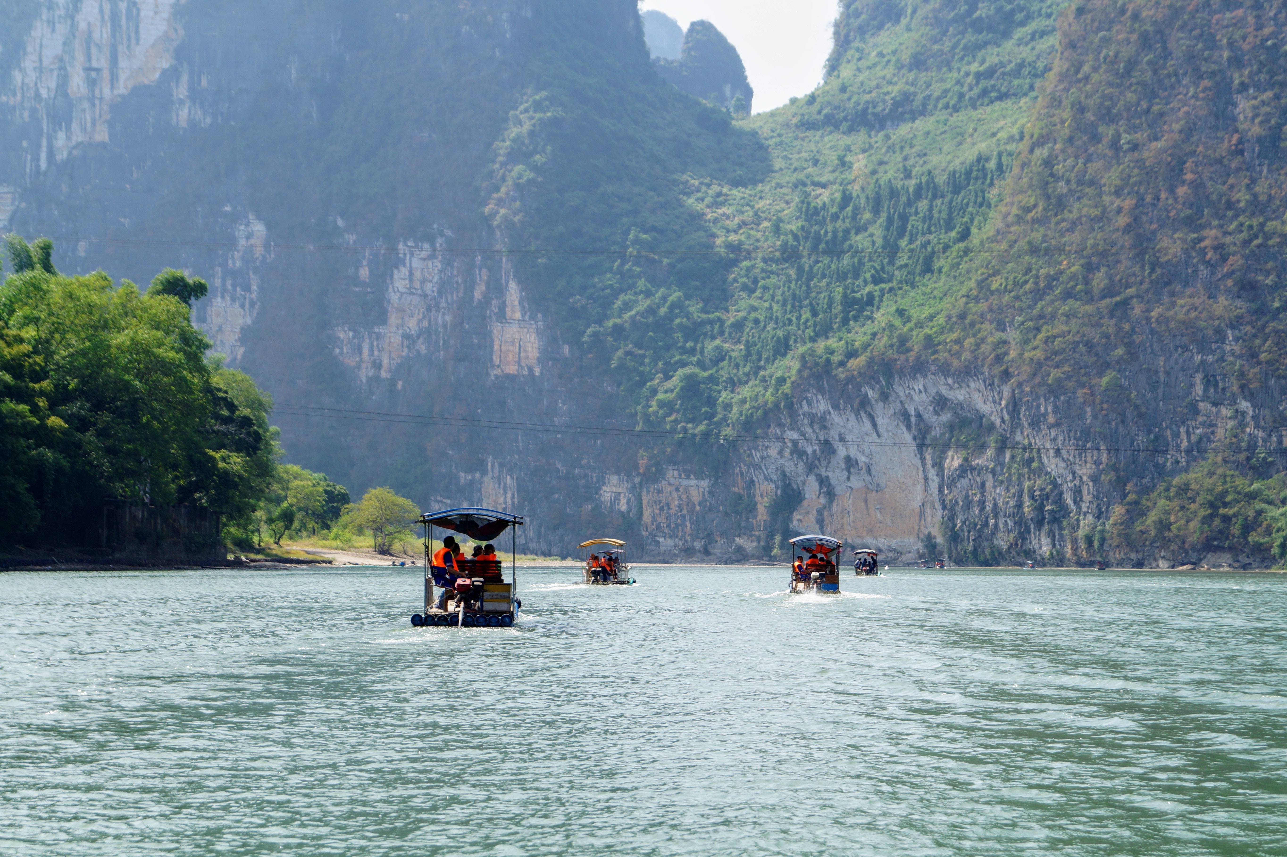 Boats on Li River with Karst Mountains in Guilin, China HD Wallpaper