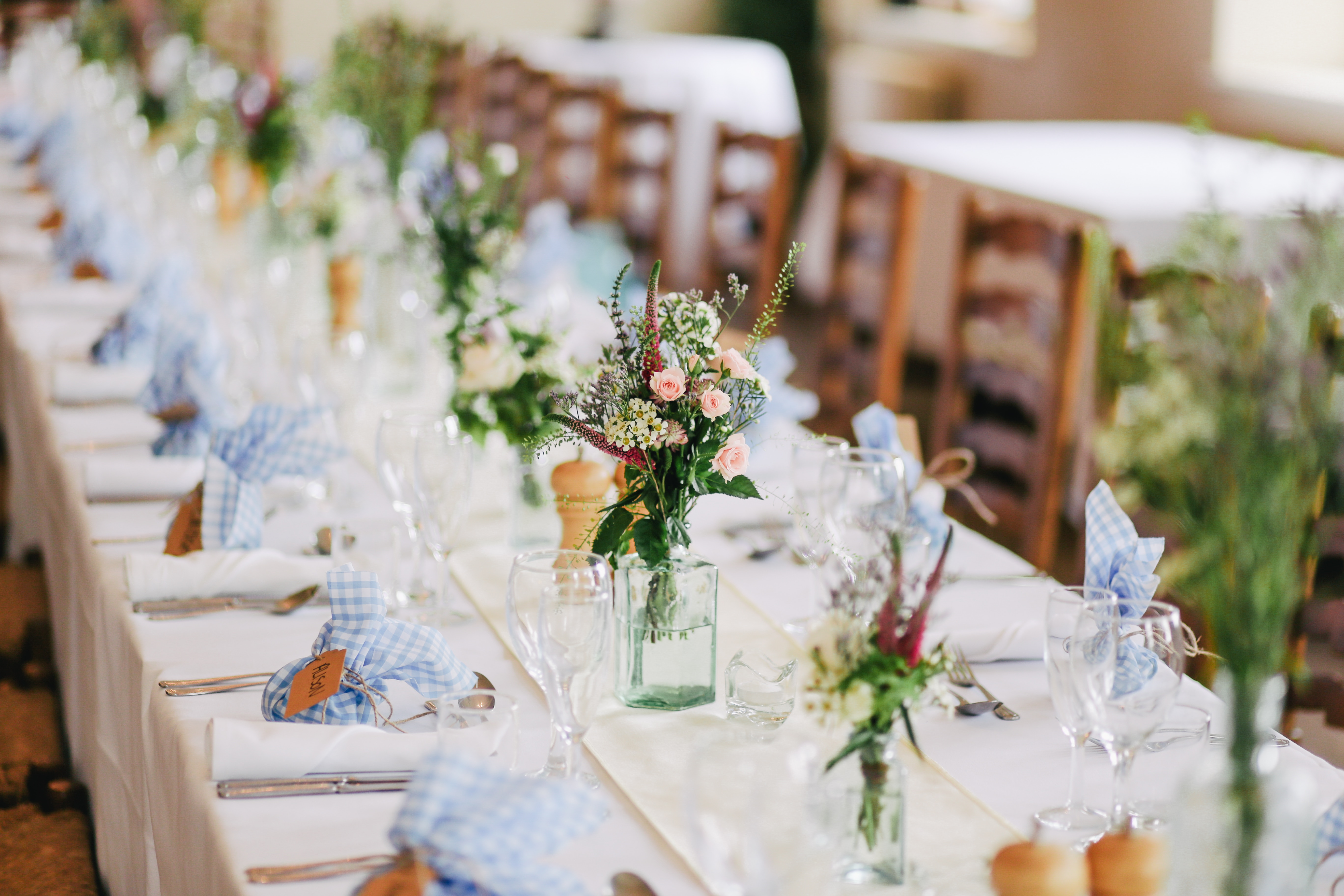 Wedding table setting with floral decorations HD Wallpaper