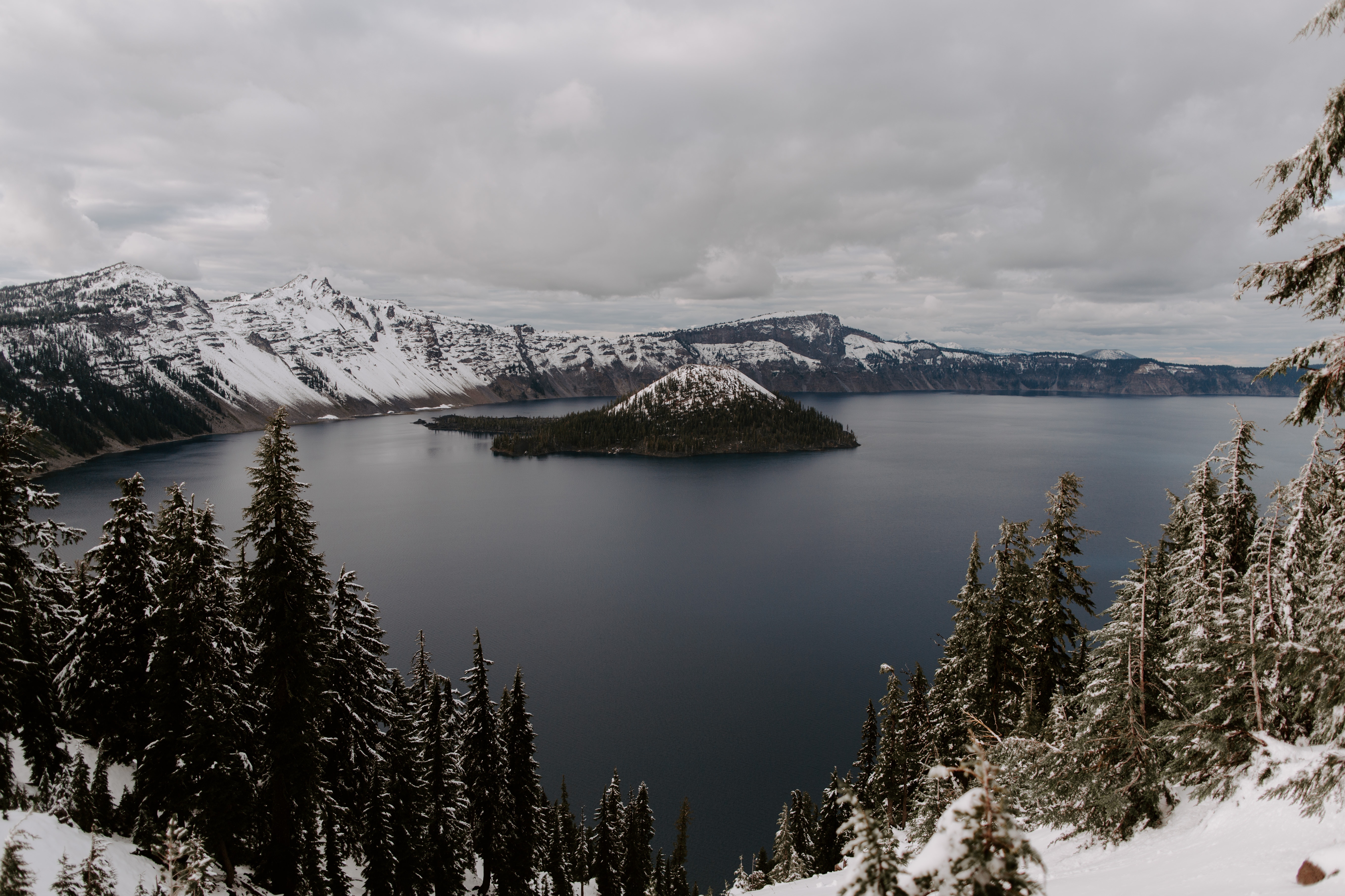 Crater Lake National Park in Oregon with Wizard Island HD Wallpaper