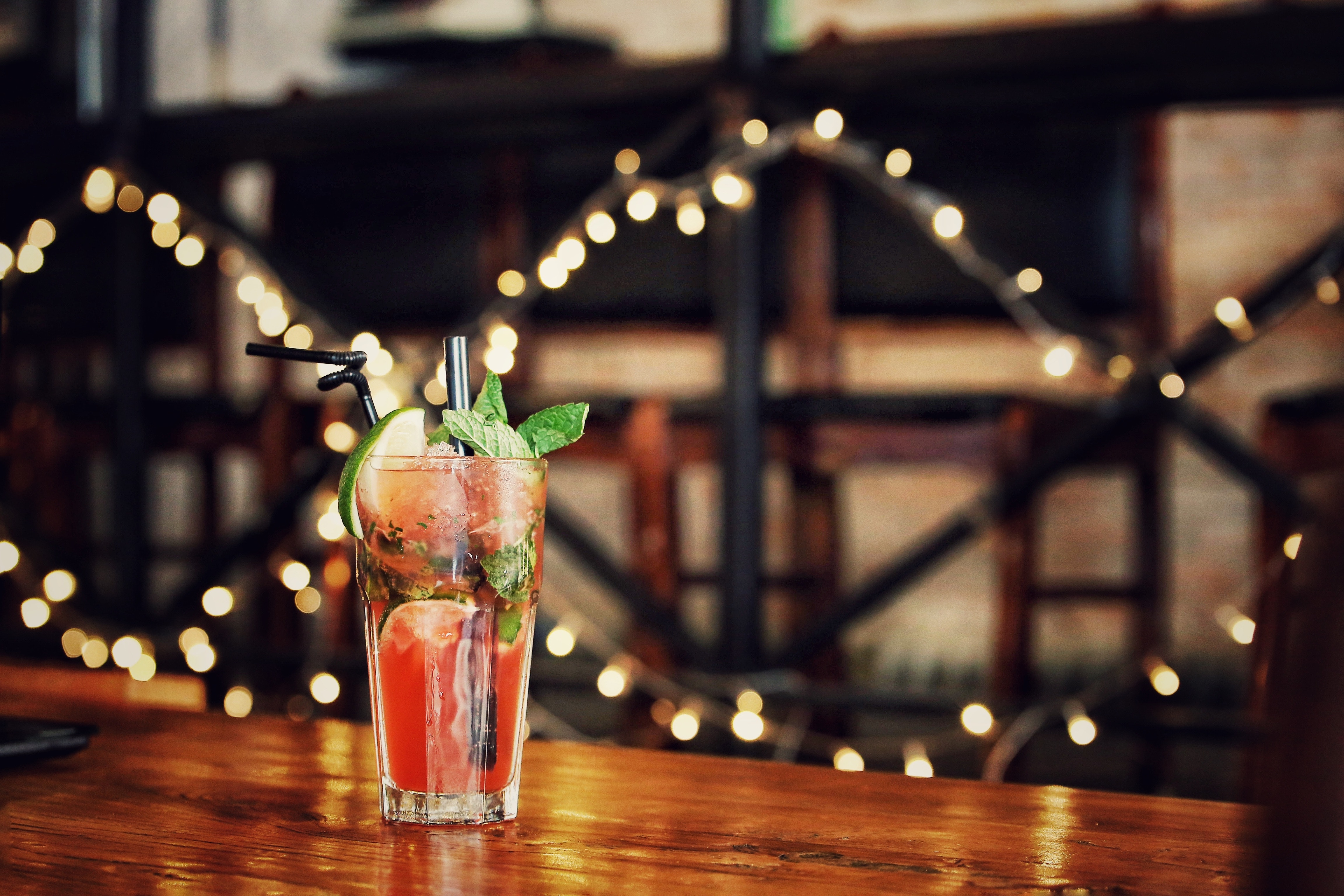 Cocktail with lime and mint on a bar HD Wallpaper