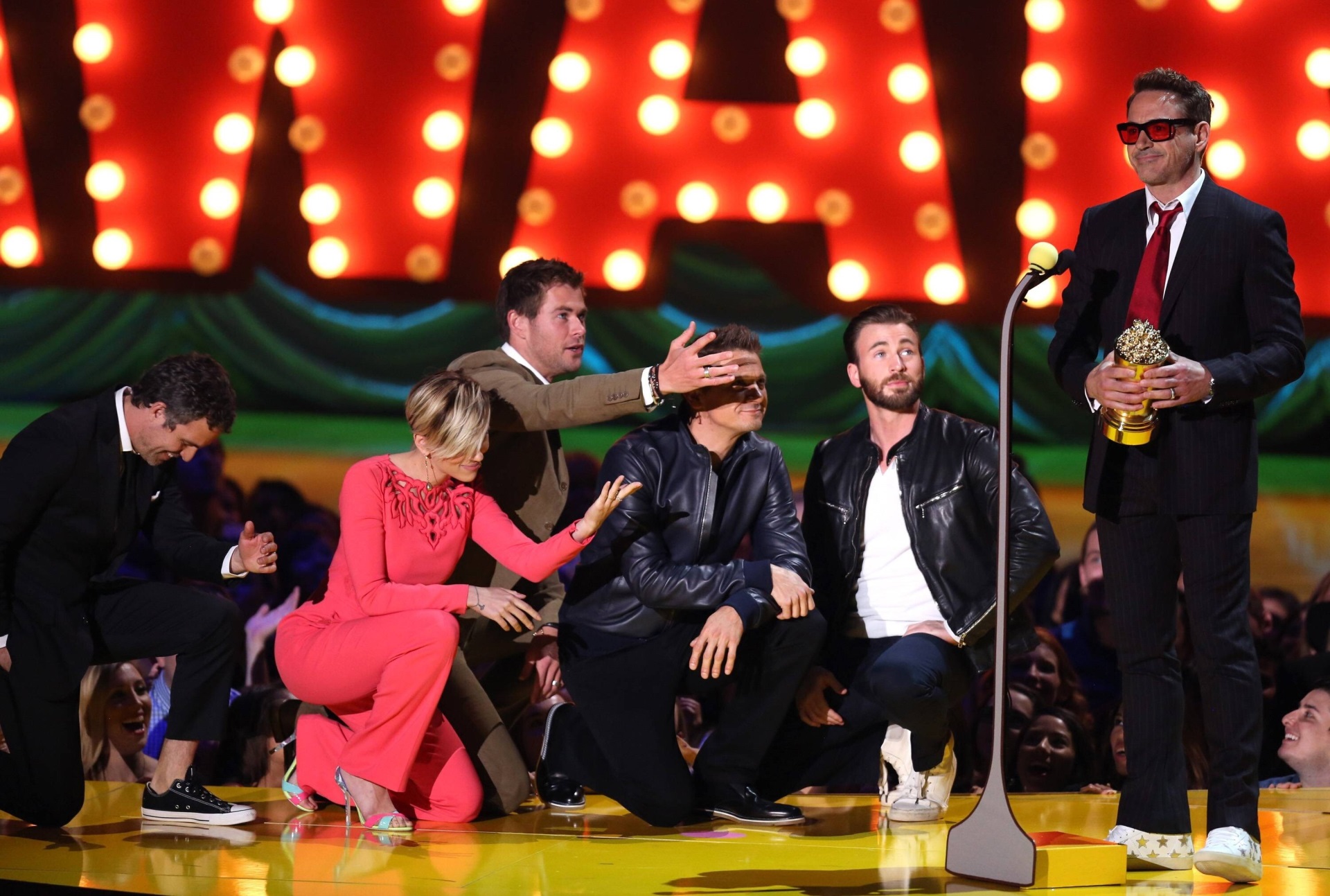Robert Downey Jr. and cast of Avengers at MTV Movie Awards HD Wallpaper