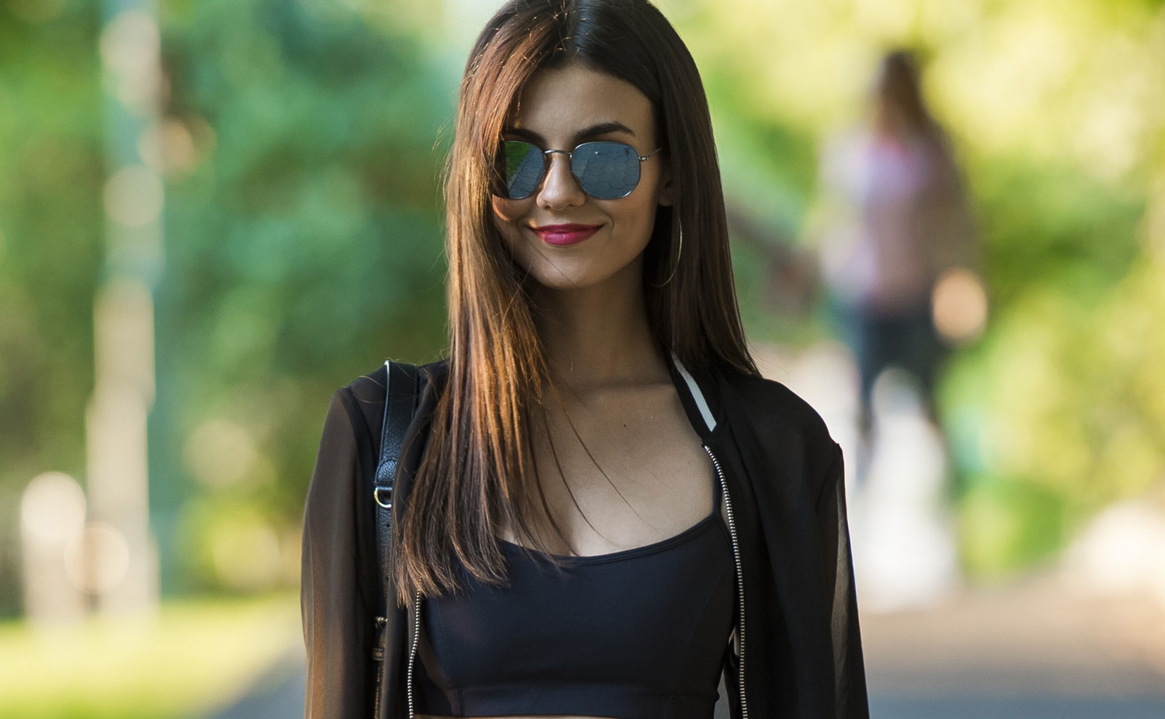 Victoria Justice wearing sunglasses and a black top HD Wallpaper