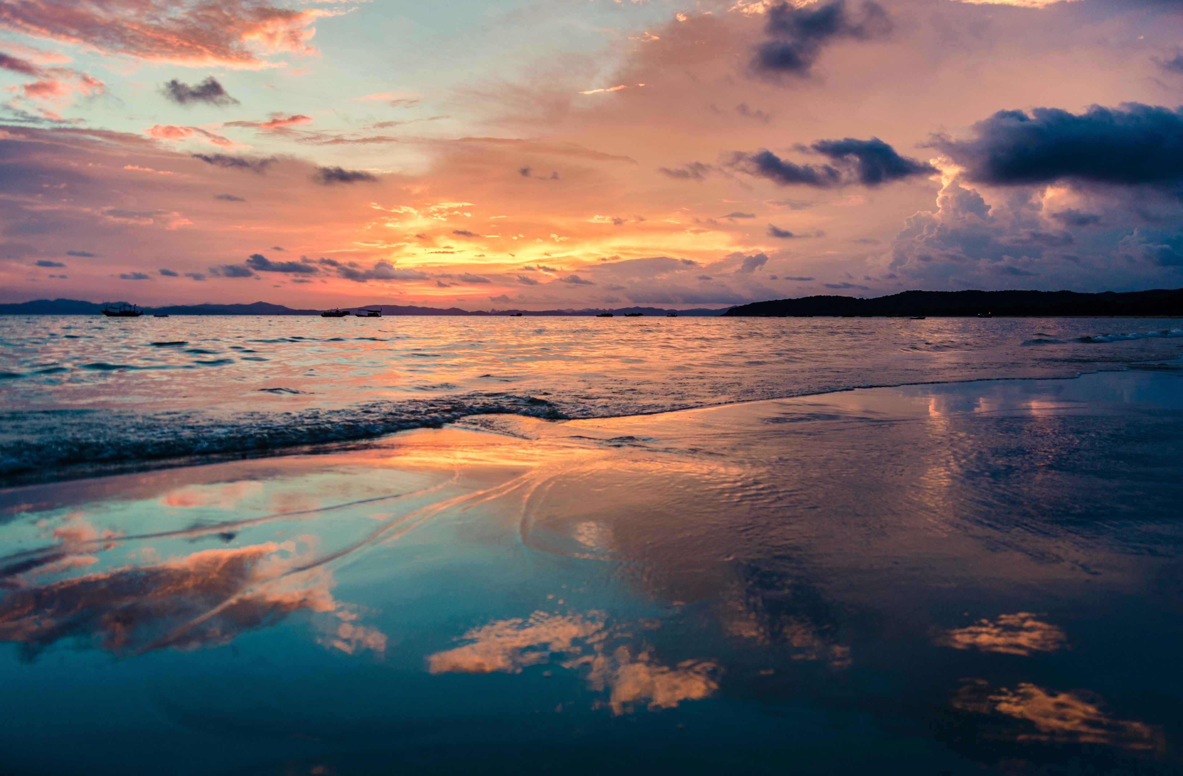 Sunset over the ocean with reflections HD Wallpaper
