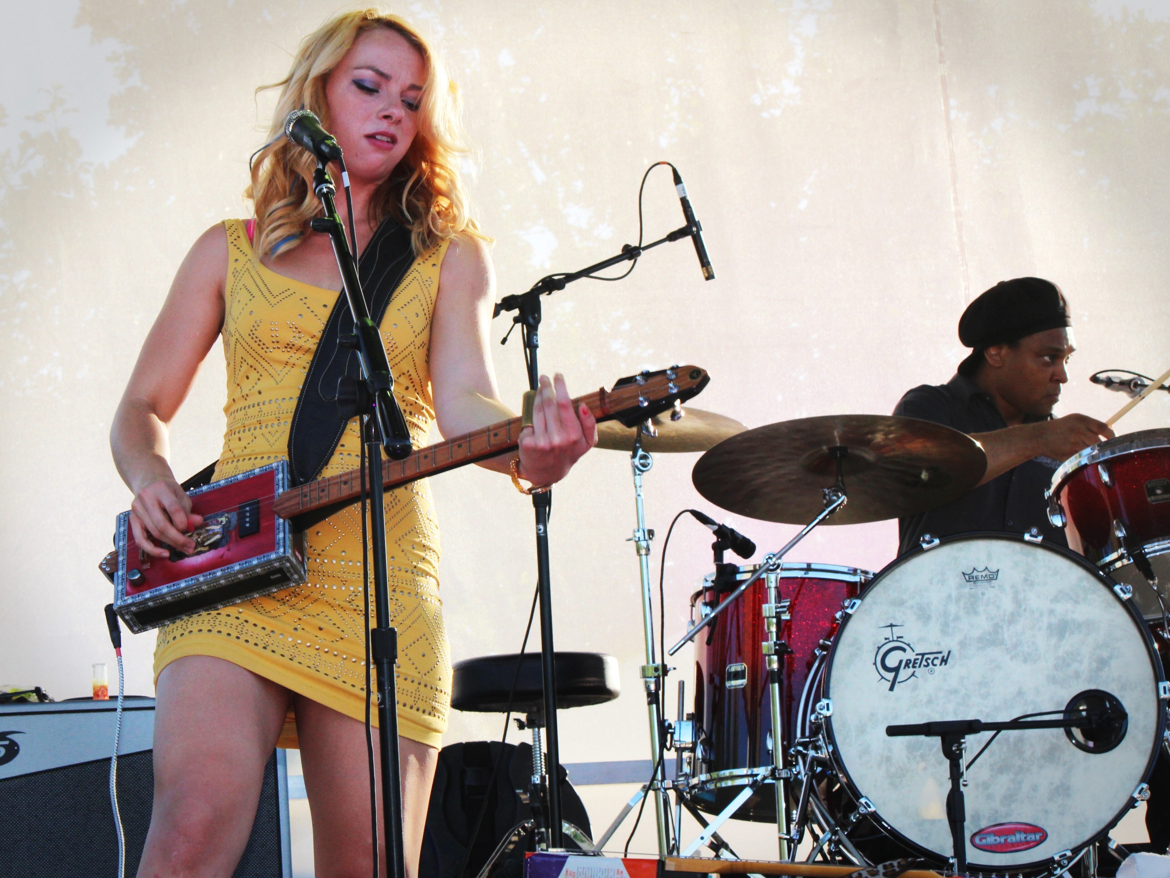 Samantha Fish playing guitar HD Wallpaper