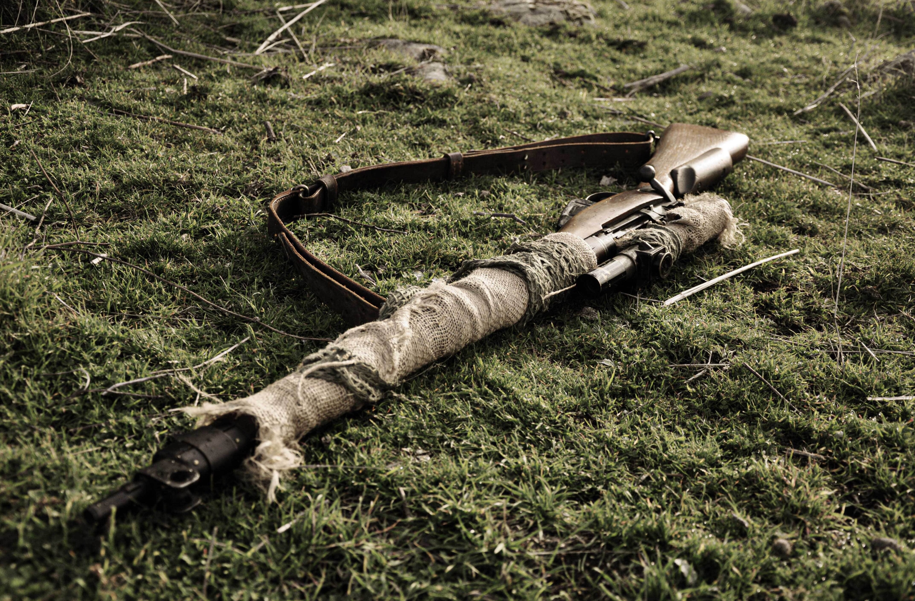Lee Enfield rifle on grass HD Wallpaper