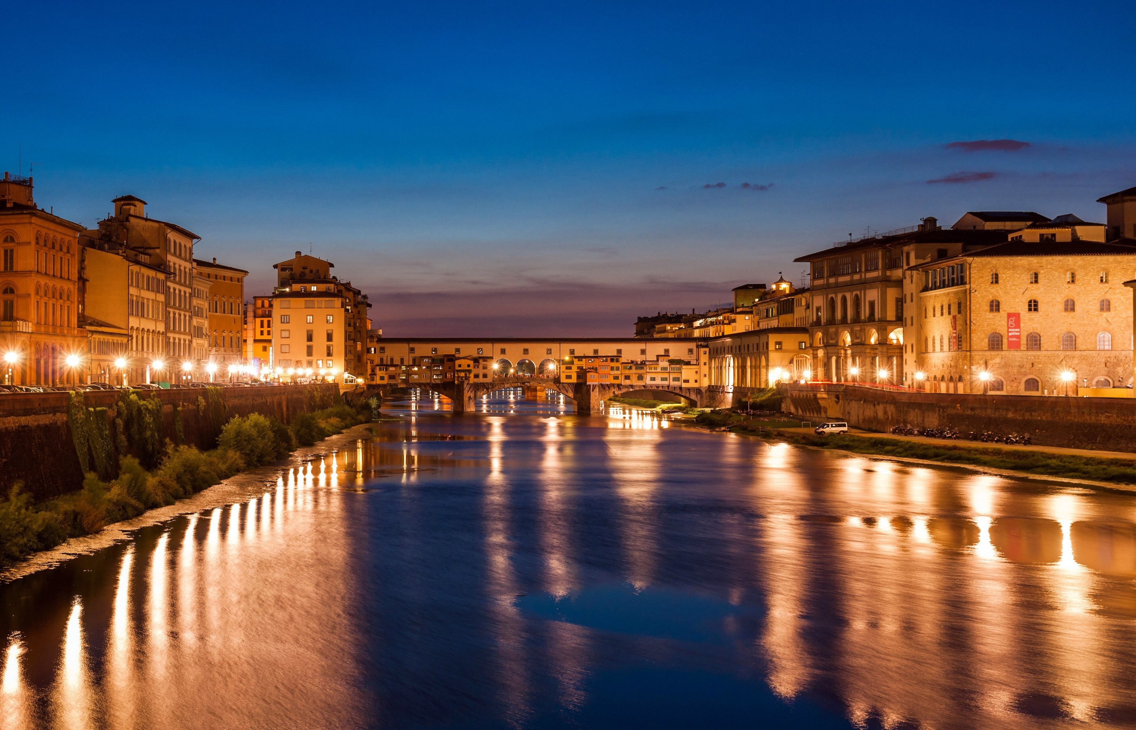 Ponte Vecchio bridge over Arno River in Florence at dusk HD Wallpaper