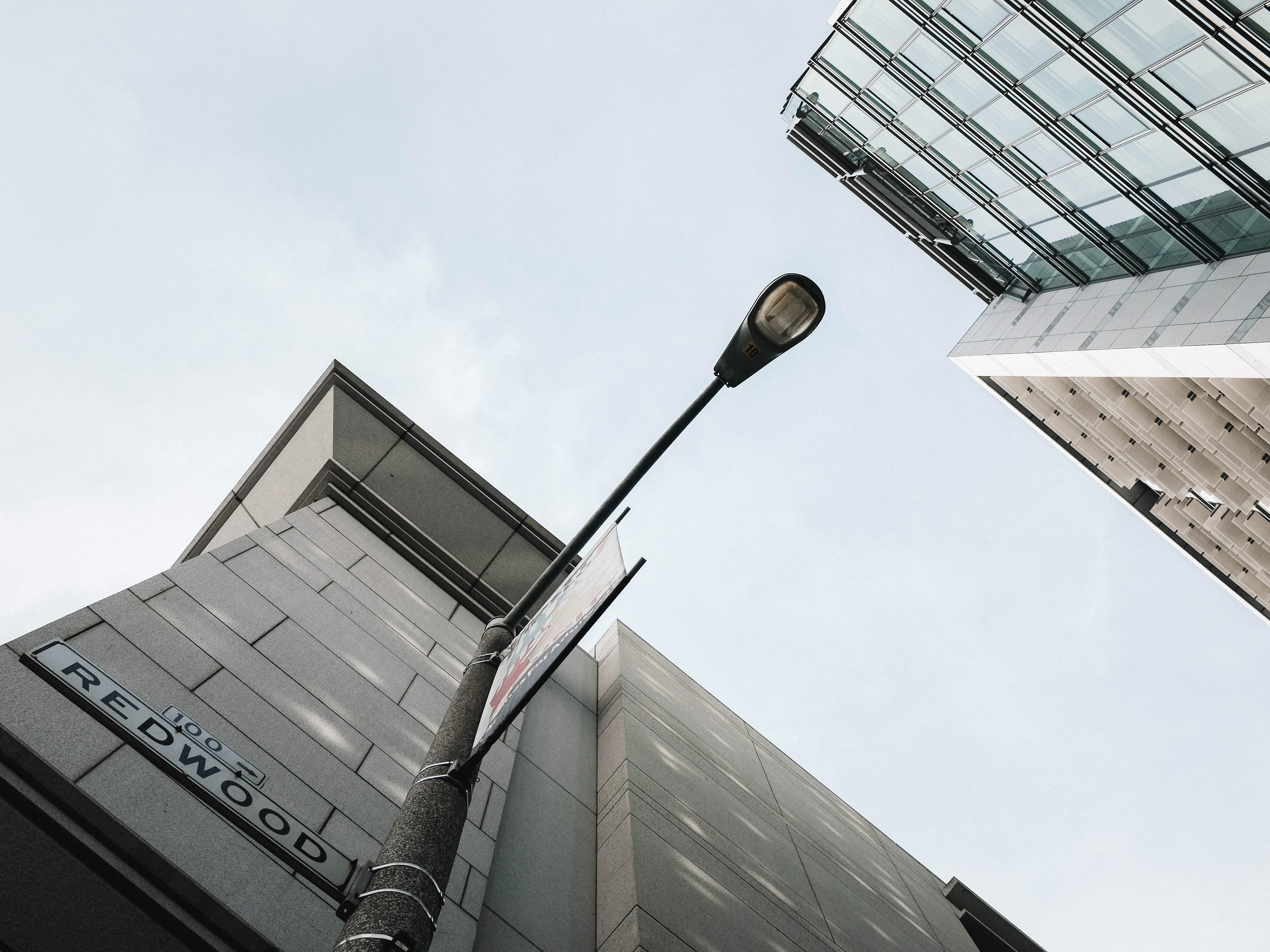 Street lamp and buildings on Redwood street HD Wallpaper