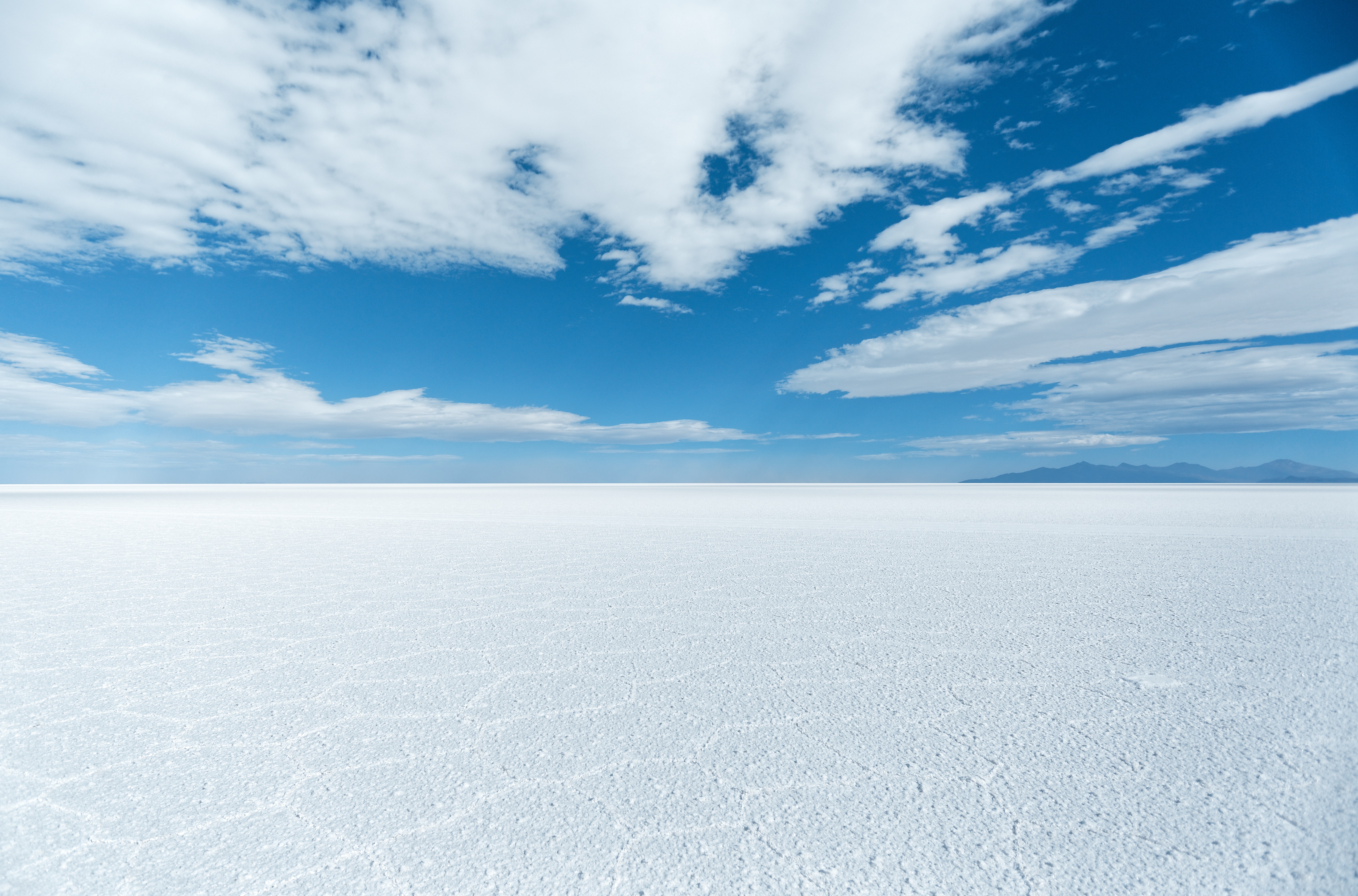 Salar de Uyuni salt flat under a blue sky with clouds HD Wallpaper