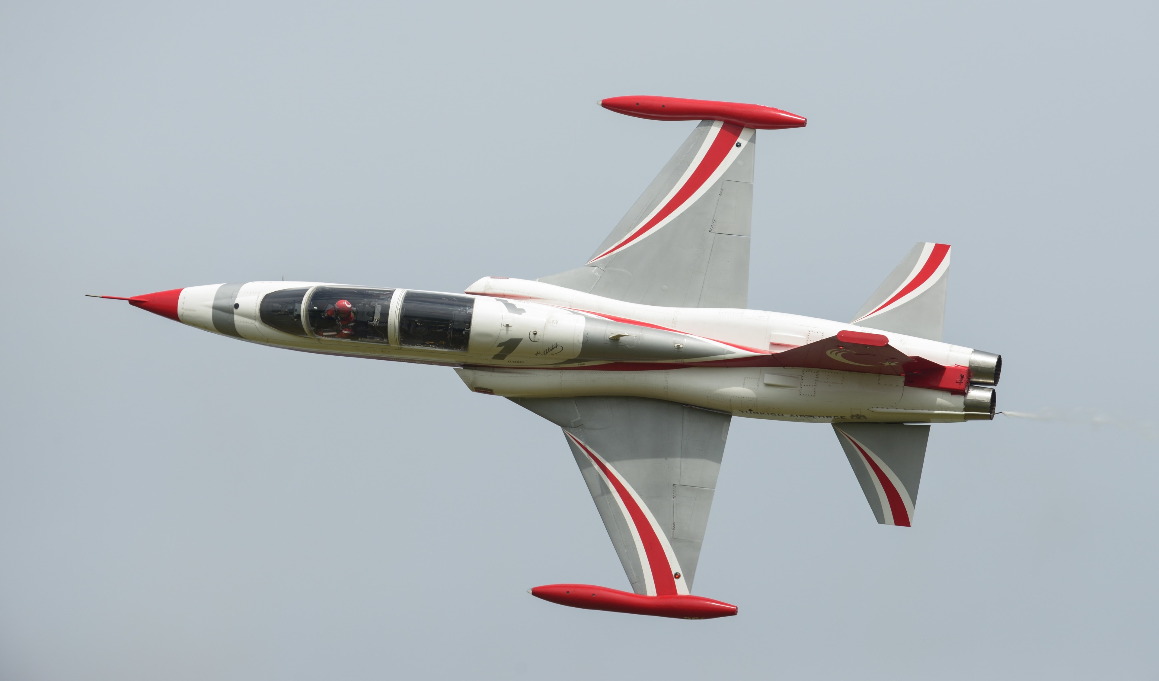 NF-5AB jet fighter in flight HD Wallpaper
