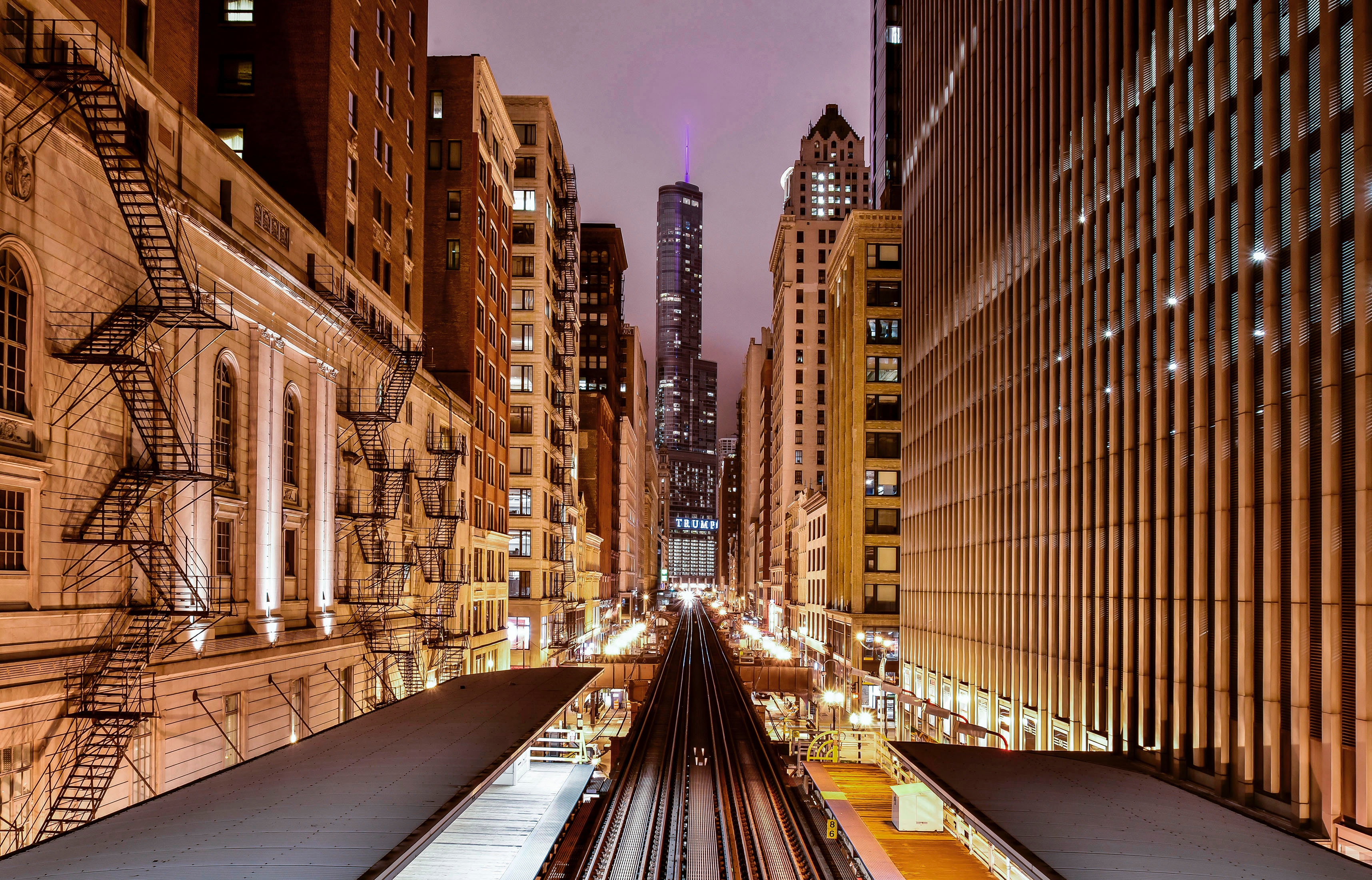 Chicago downtown at night with Trump Tower and train tracks HD Wallpaper