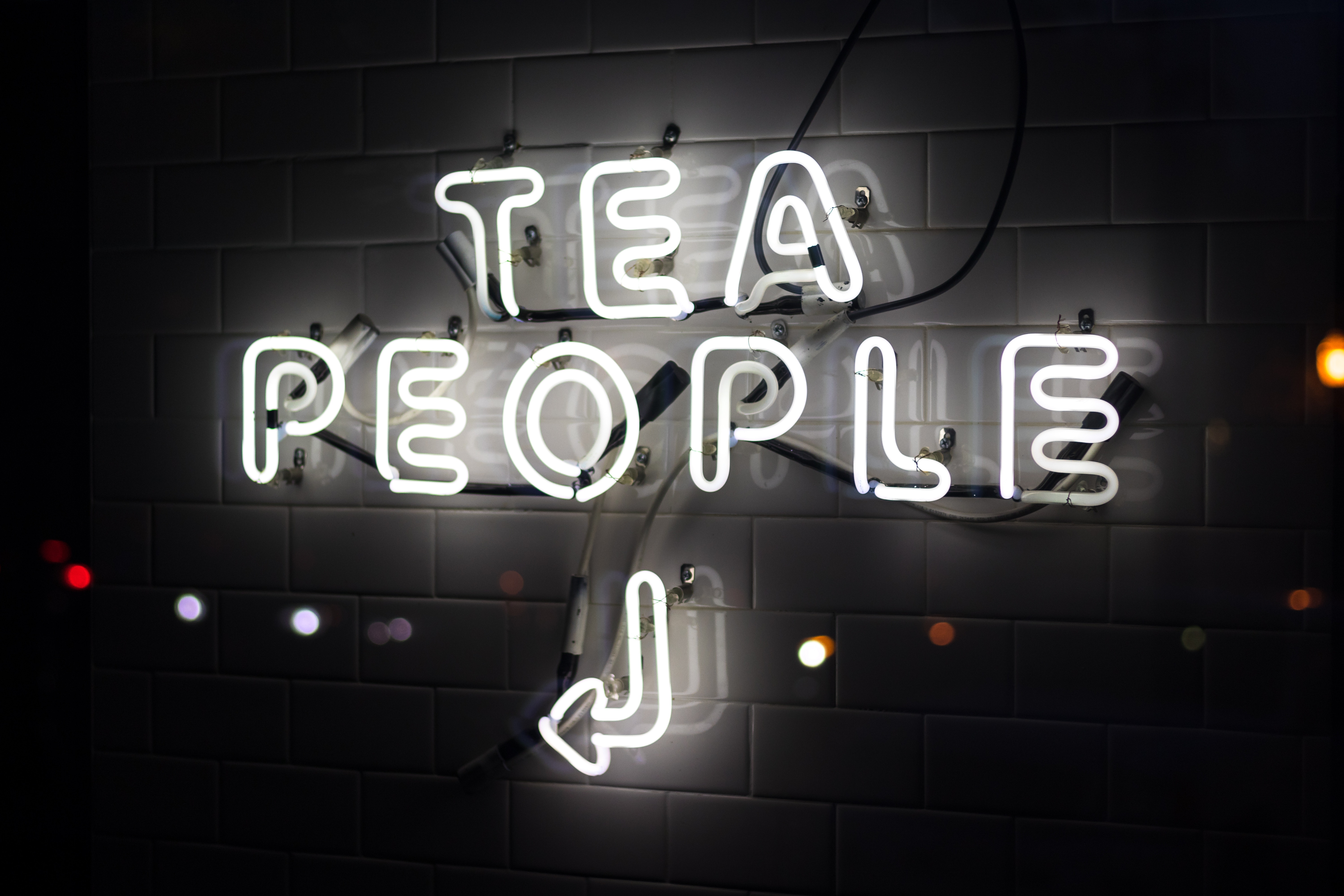 Neon sign with "TEA PEOPLE" and an arrow HD Wallpaper