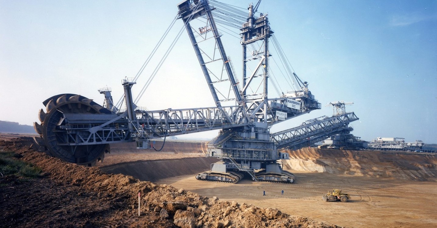 Giant bucket-wheel excavator in a mine HD Wallpaper