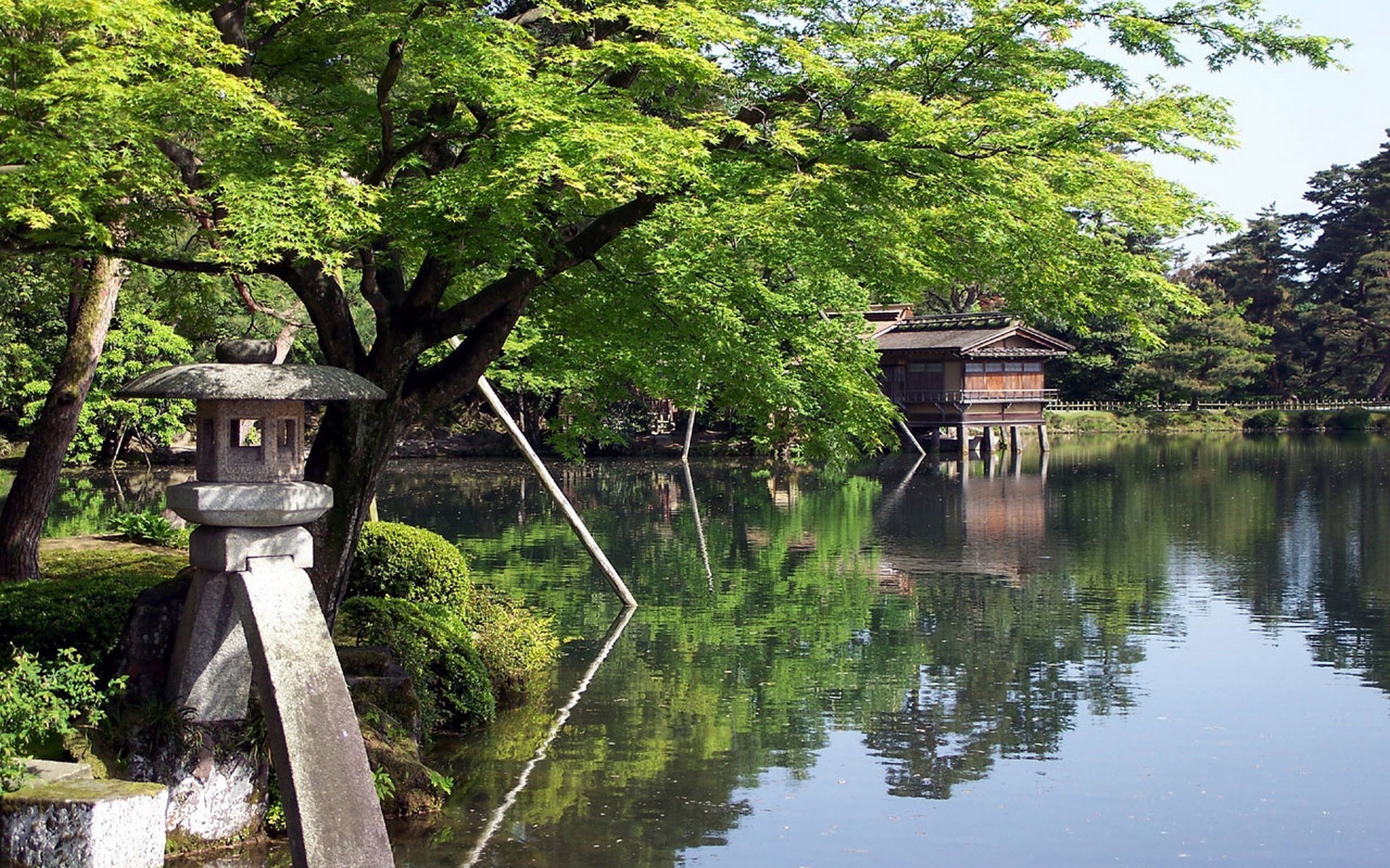 Japanese garden with pond and traditional building HD Wallpaper