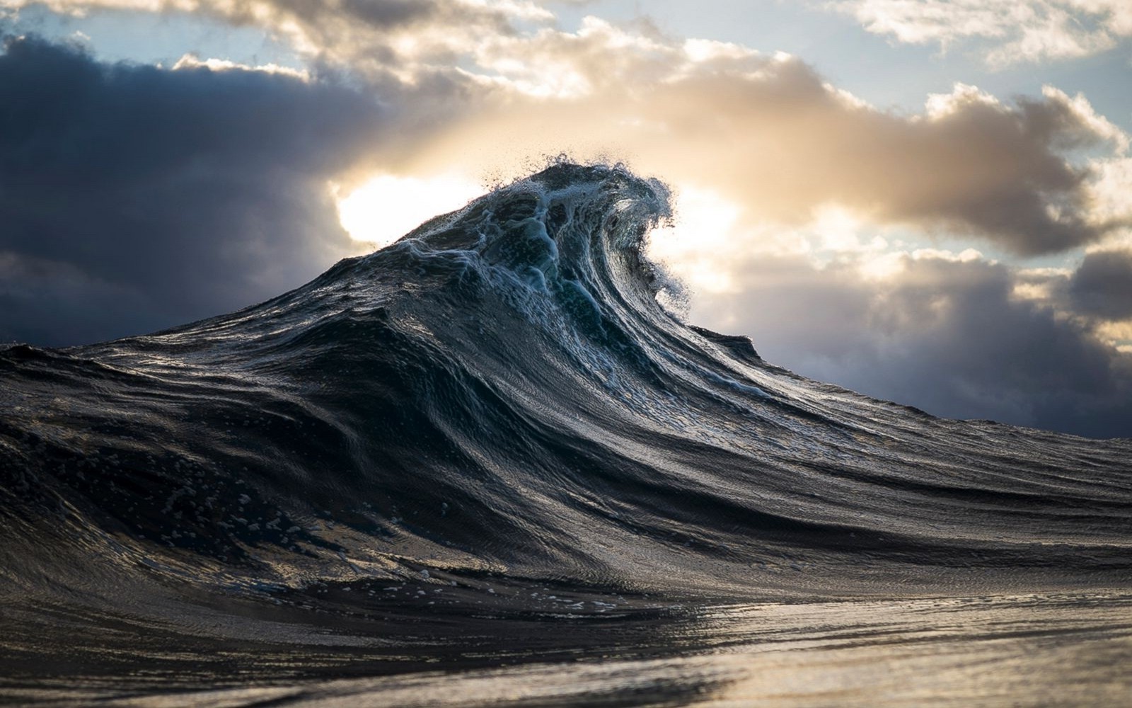 Sunrise over Ocean Waves with Dramatic Clouds HD Wallpaper