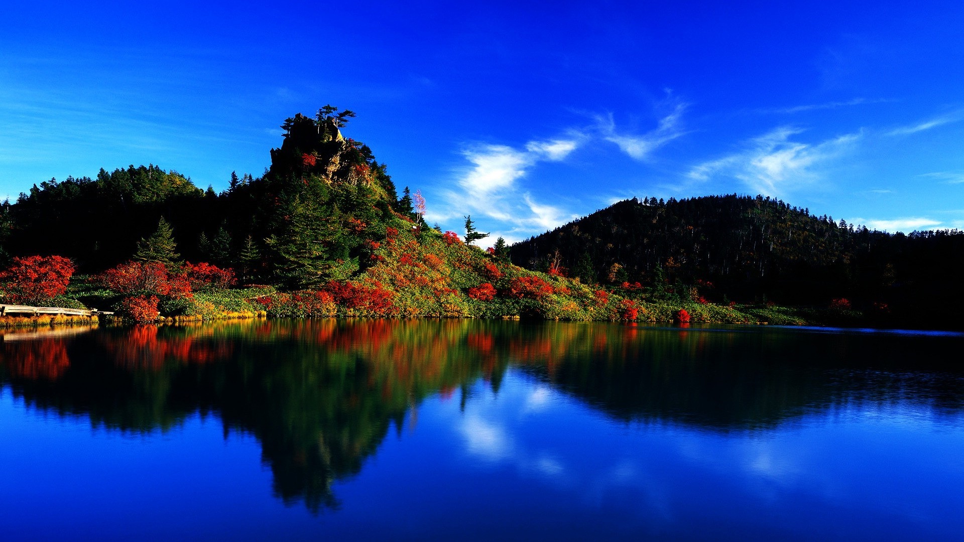 Autumn landscape with lake and colorful trees in Japan HD Wallpaper
