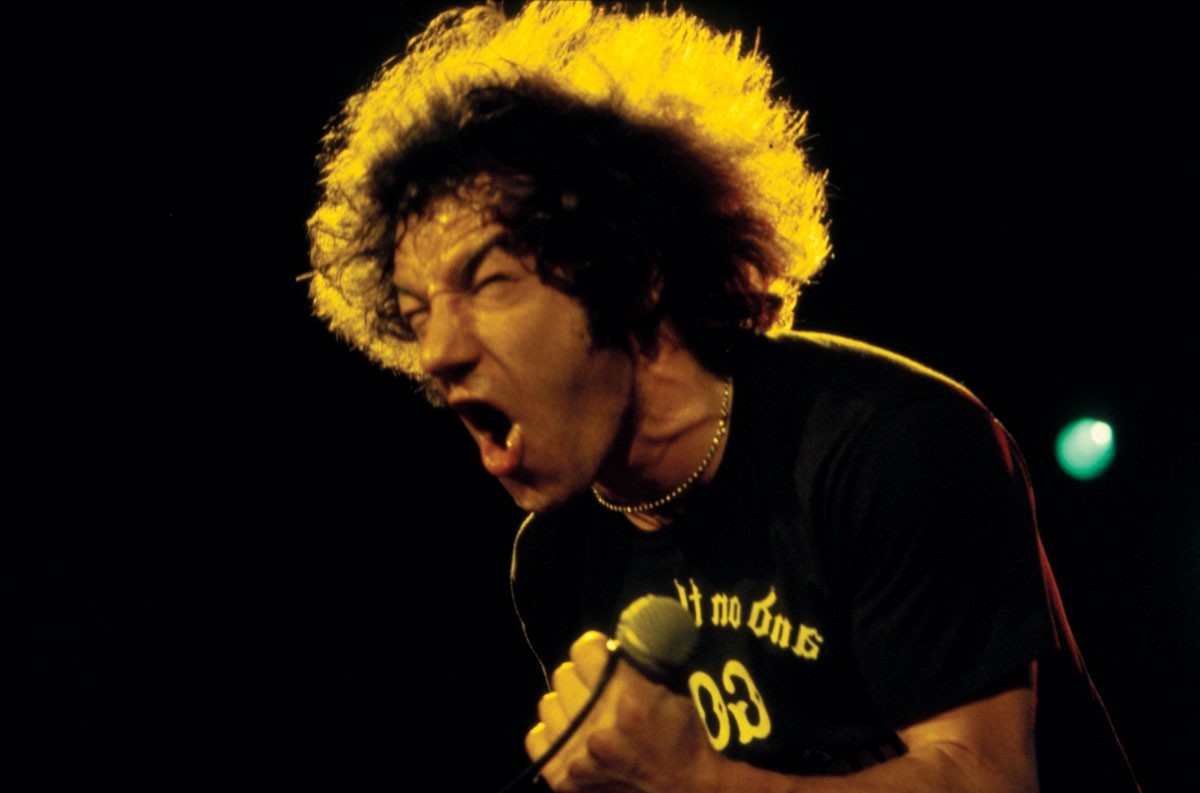 Brian Johnson of AC/DC singing into a microphone HD Wallpaper
