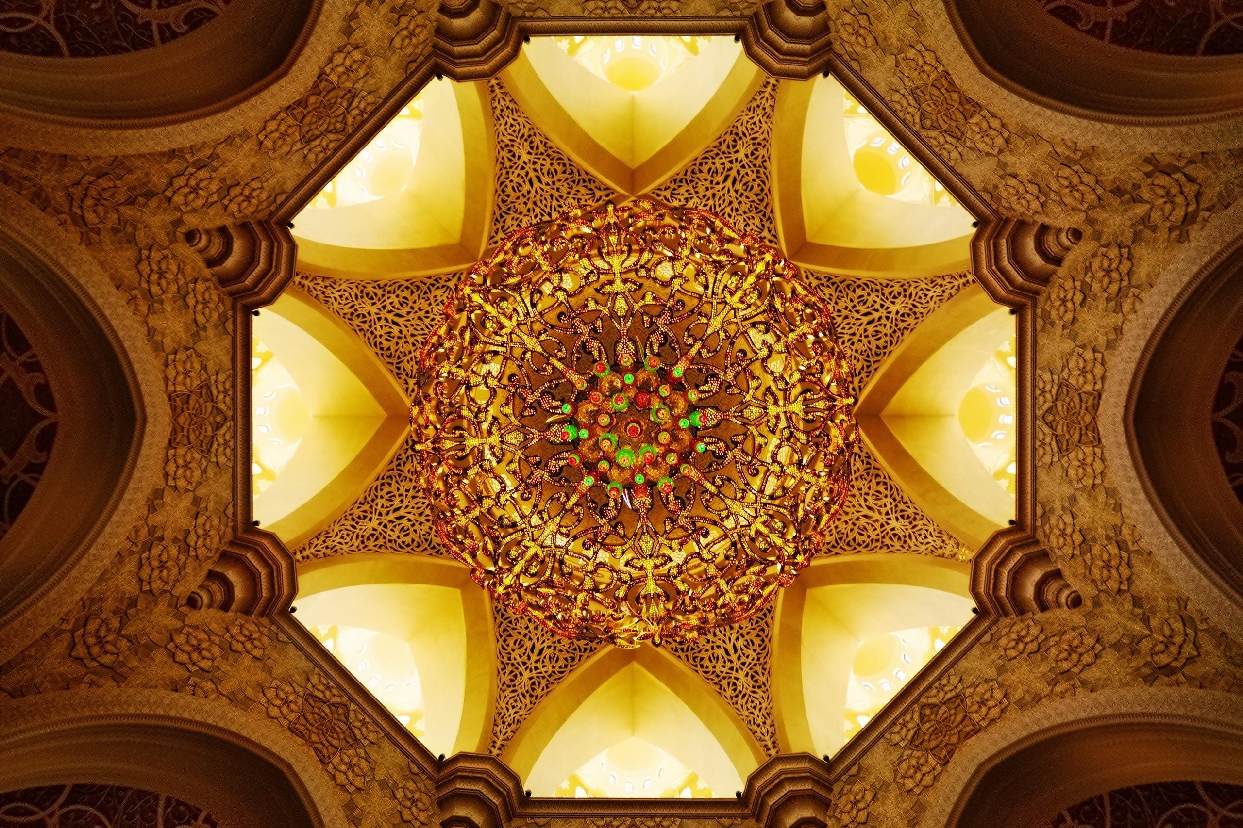 Octagonal ceiling with ornate chandelier HD Wallpaper